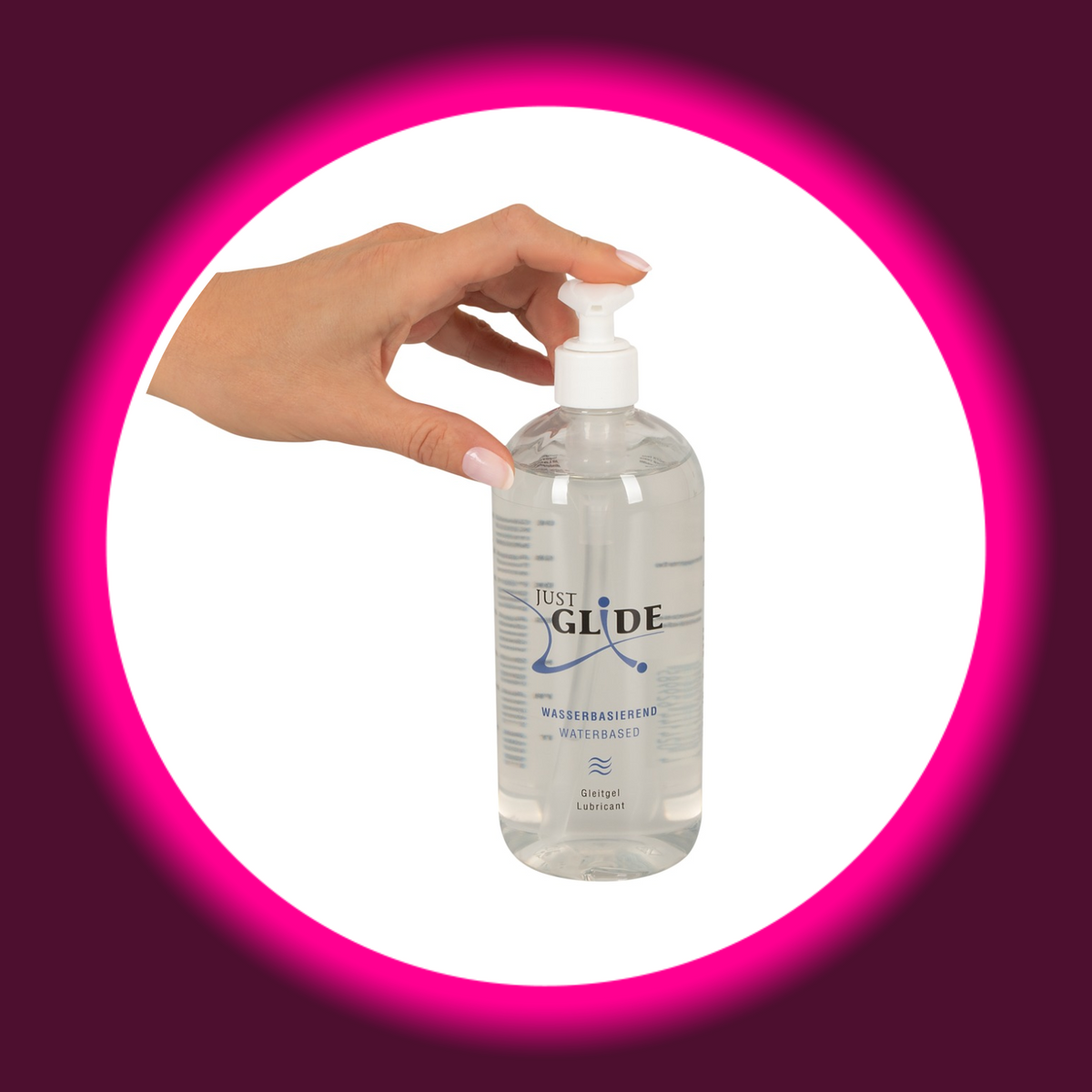 Just Glide wasserbasiertes Gleitgel in der transparenten 500-ml-Flasche mit weißem Pumpspender, Frontansicht mit einer Hand am Pumpkopf