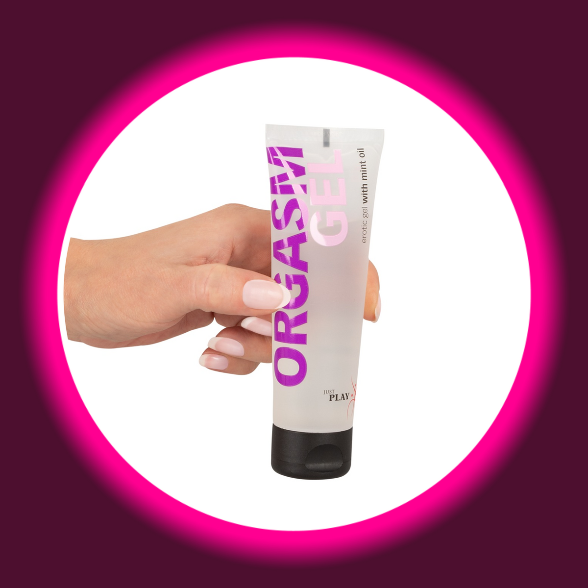 Just Play Orgasm Gel mit Minzöl in der transparenten Tube mit violett-rosa Schriftzug und schwarzem Verschluss, Frontansicht in einer Hand gehalten
