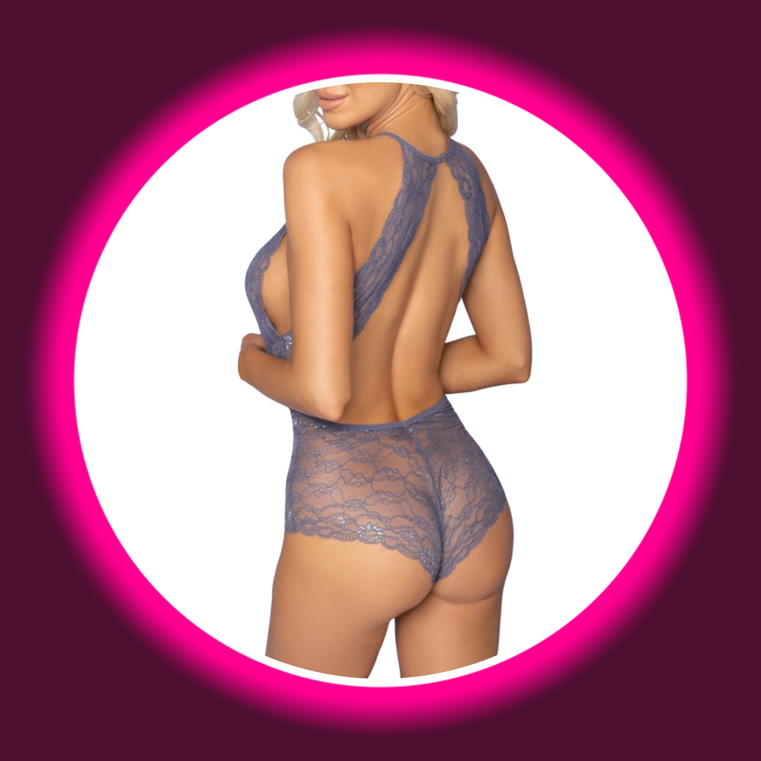 blonde Frau in violettem Body aus Spitze mit floralem Muster, von kissable