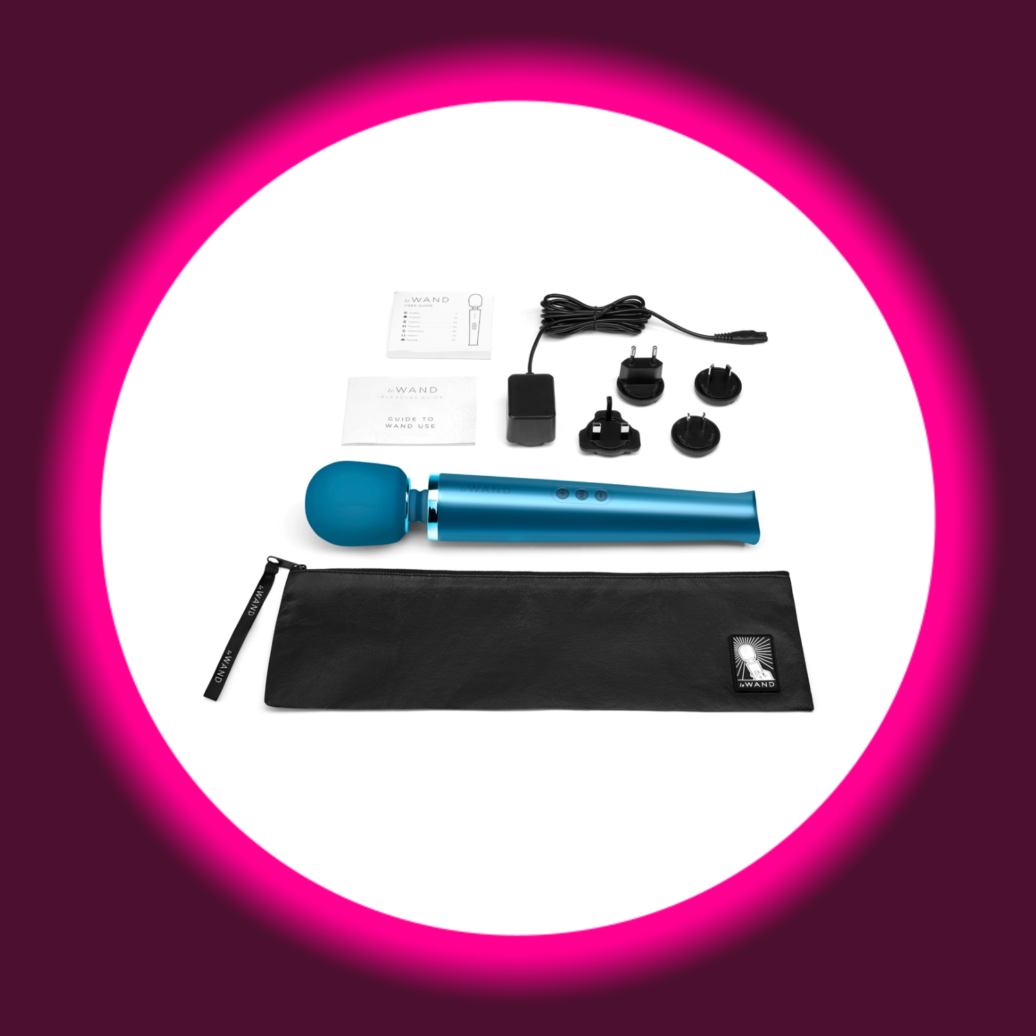 liegender blauer Wand Vibrator von Le Wand, umgeben von einem Beutel und diversen Adaptern