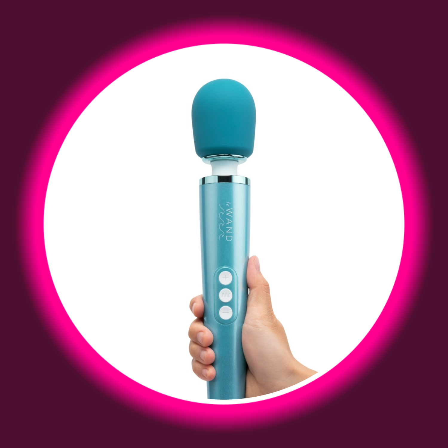 le WAND Dive Massagestab – in der Hand gehalten, Größenvergleich, ozeanblauer metallischer Griff mit le WAND Schriftzug, türkisfarbener Soft-Touch-Massagekopf und 3-Button-Steuerung in Weiß