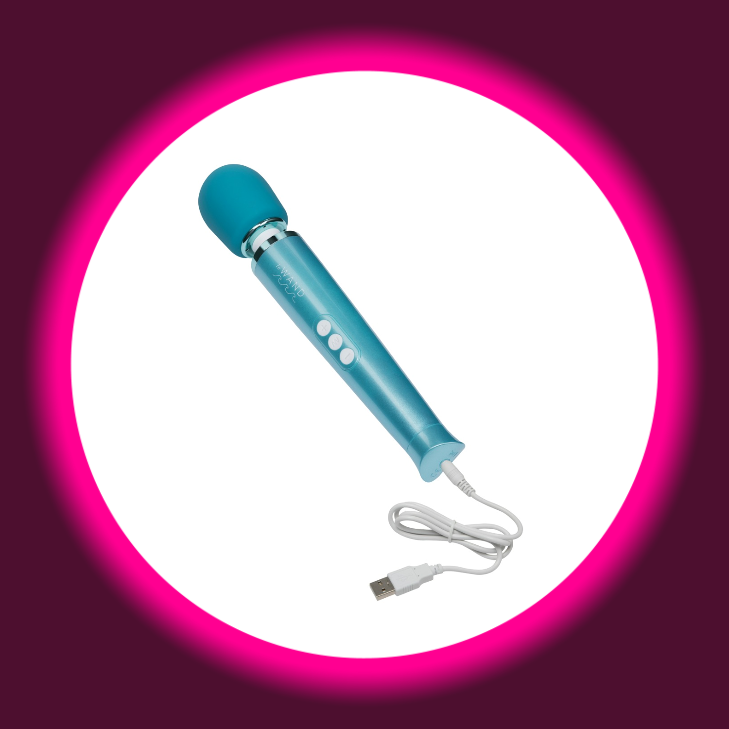 le WAND Dive Massagestab – Schrägansicht mit angeschlossenem weißen USB-Ladekabel, ozeanblauer Griff mit le WAND Schriftzug und türkisfarbenem Massagekopf