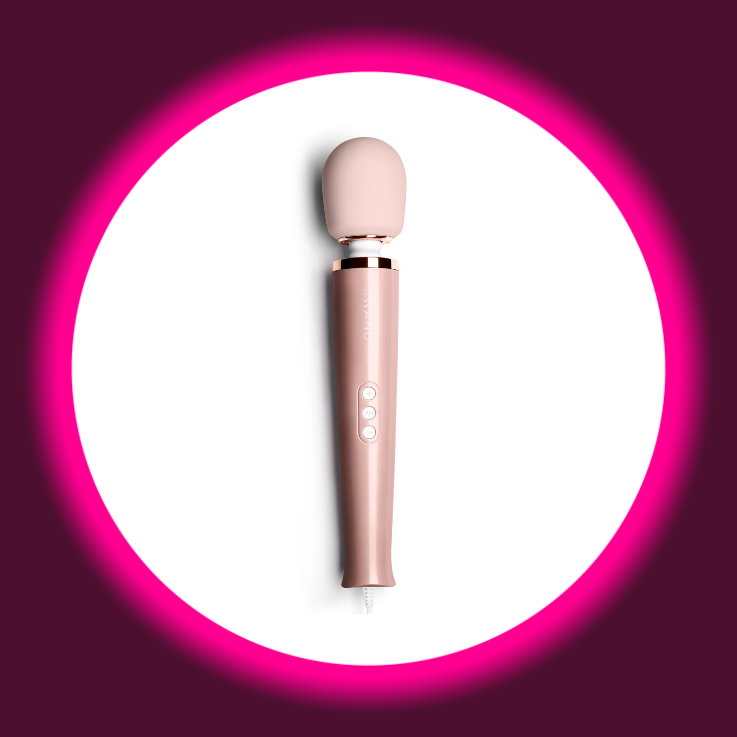 le WAND Powerful Plug-In Massagestab – Frontansicht freistehend in Rosa, samtweicher Massagekopf, Rosegold-Griff mit le WAND Schriftzug und 3-Button-Steuerung, weißes Netzkabel