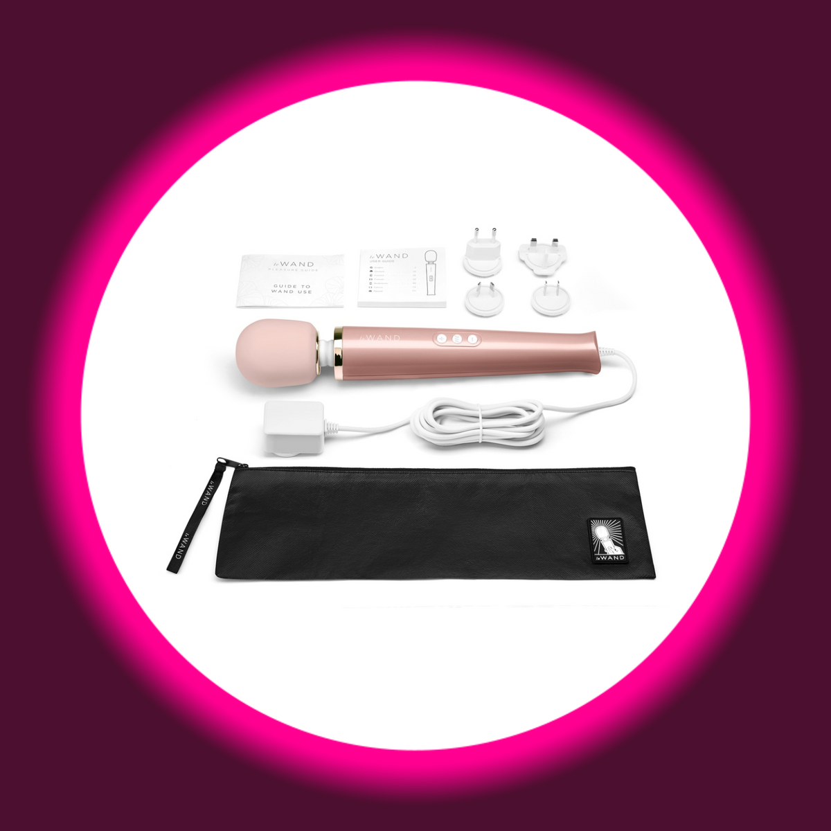 le WAND Powerful Plug-In – vollständiger Lieferumfang: rosa Massagestab mit Netzkabel, Netzstecker, 4 Steckdosenadaptern (EU, UK, US, AU), Bedienungsanleitung, Guide to Wand Use und schwarzem Aufbewahrungsbeutel