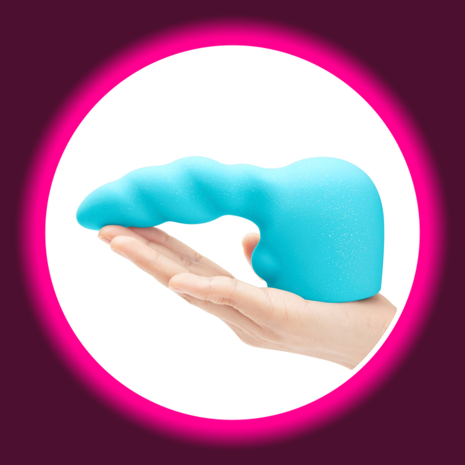 le WAND Unicorn Wand – türkisfarbener Silikon-Aufsatz auf einer Hand liegend, Seitenansicht mit ergonomisch geformter Wellen-Textur für externe Stimulation