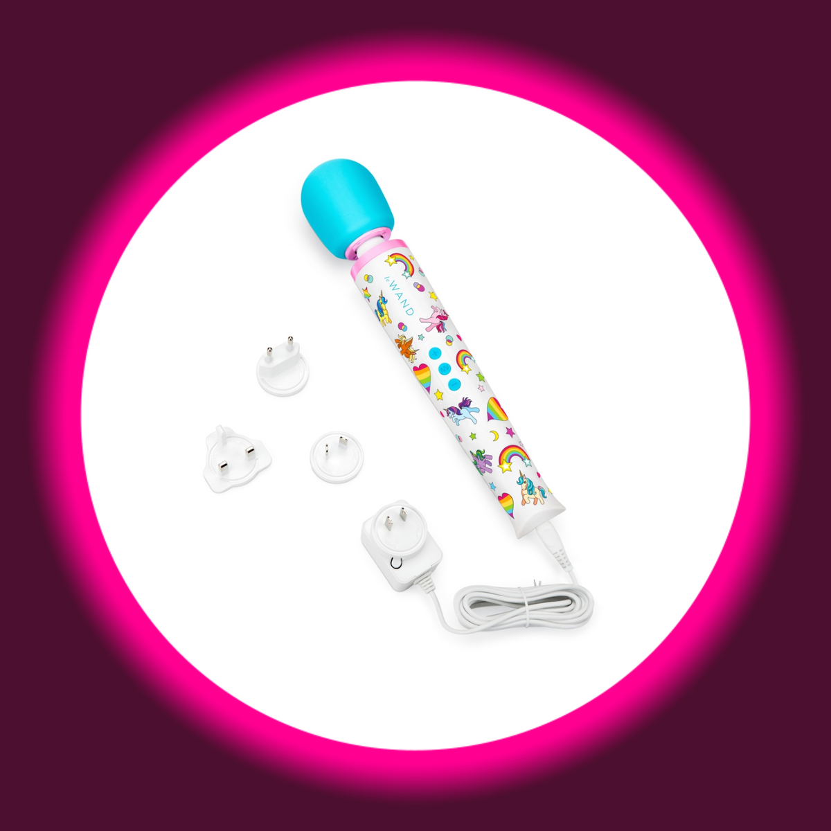 le WAND Unicorn Wand – Massagestab mit Netzstecker-Ladekabel angeschlossen und 4 Steckdosenadaptern (EU, UK, US, AU) für weltweiten Einsatz