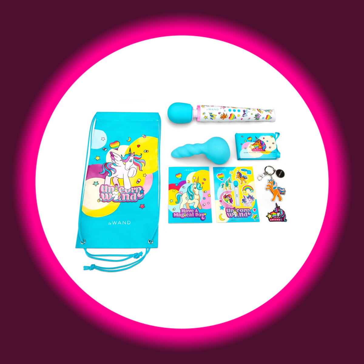le WAND Unicorn Wand – vollständiger Lieferumfang: türkisfarbener Rucksack-Beutel mit Einhorn-Motiv, Massagestab, Einhorn-Dildoaufsatz, 2 Postkarten, Schlüsselanhänger, Aufnäher und Sticker