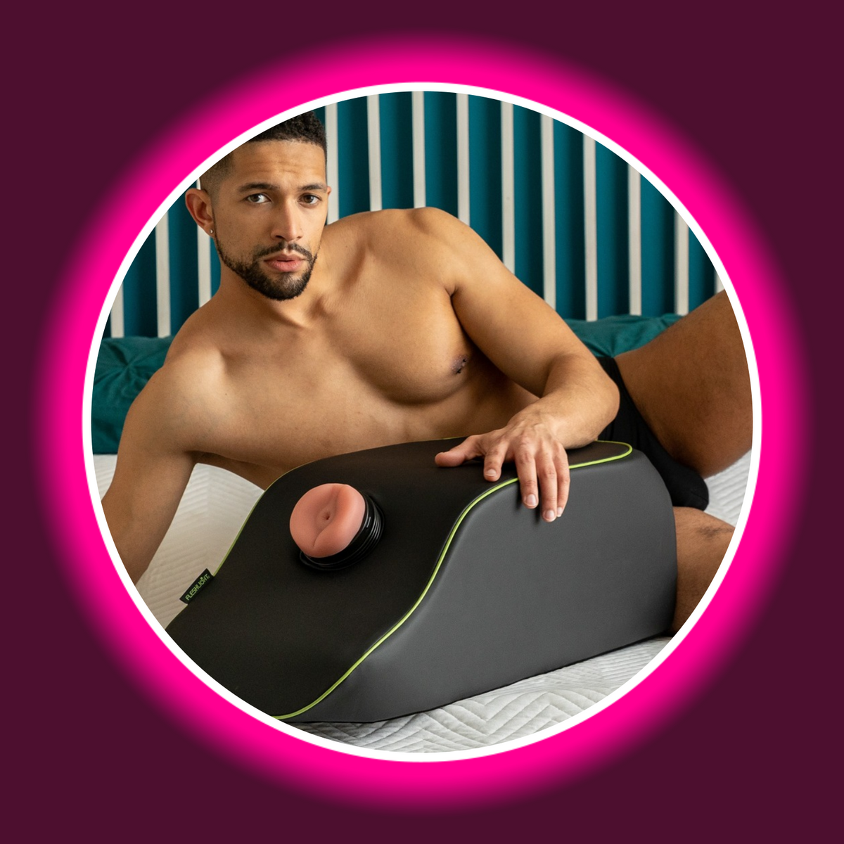 Liberator Fleshlight On a Mission Liebeskissen mit eingesetztem Masturbator, schräge Ansicht der schwarzen Keilform mit grüner Paspel und Model im Hintergrund