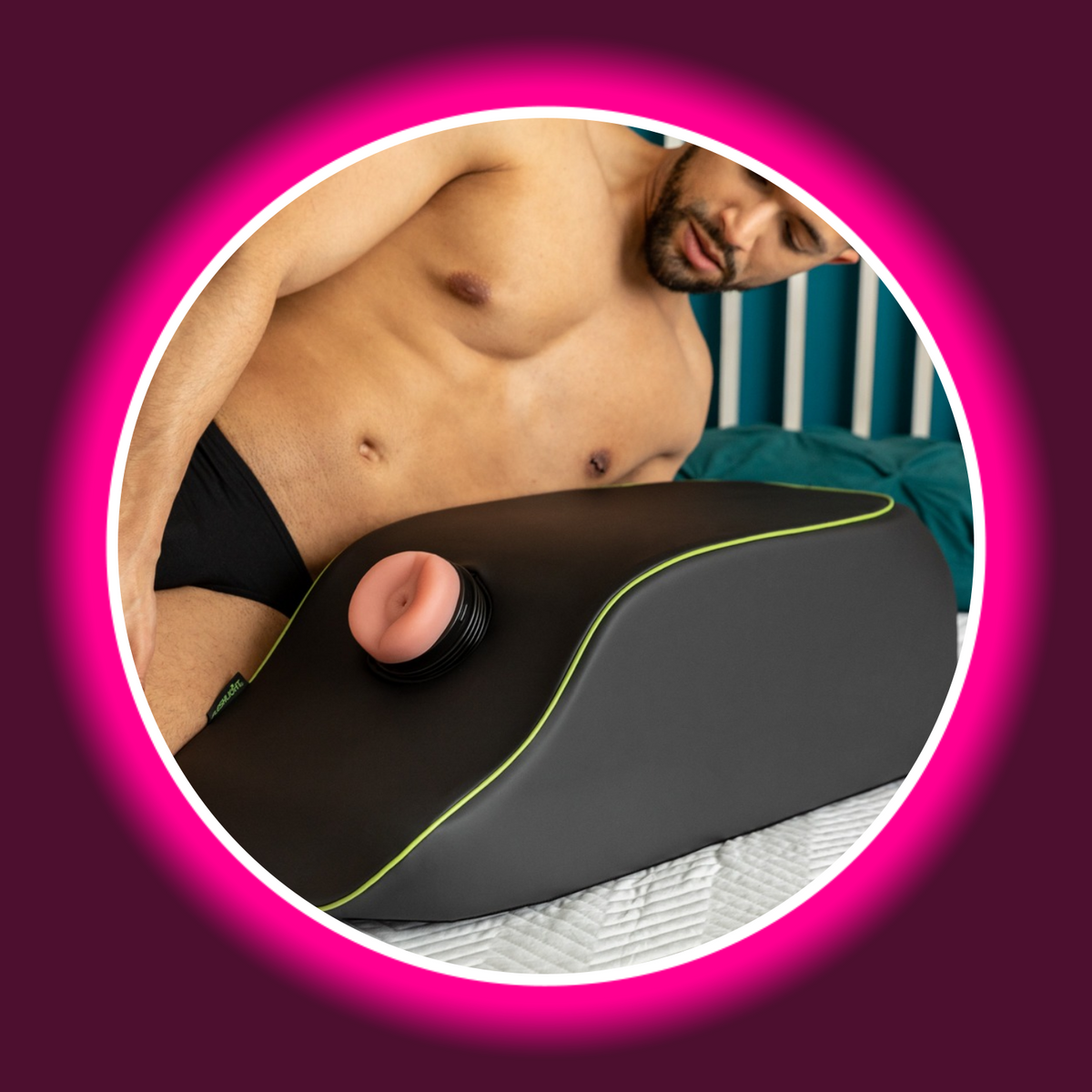 Liberator Fleshlight On a Mission Liebeskissen, Nahaufnahme der geneigten Oberfläche mit eingesetztem Masturbator und grüner Paspel neben einem Model