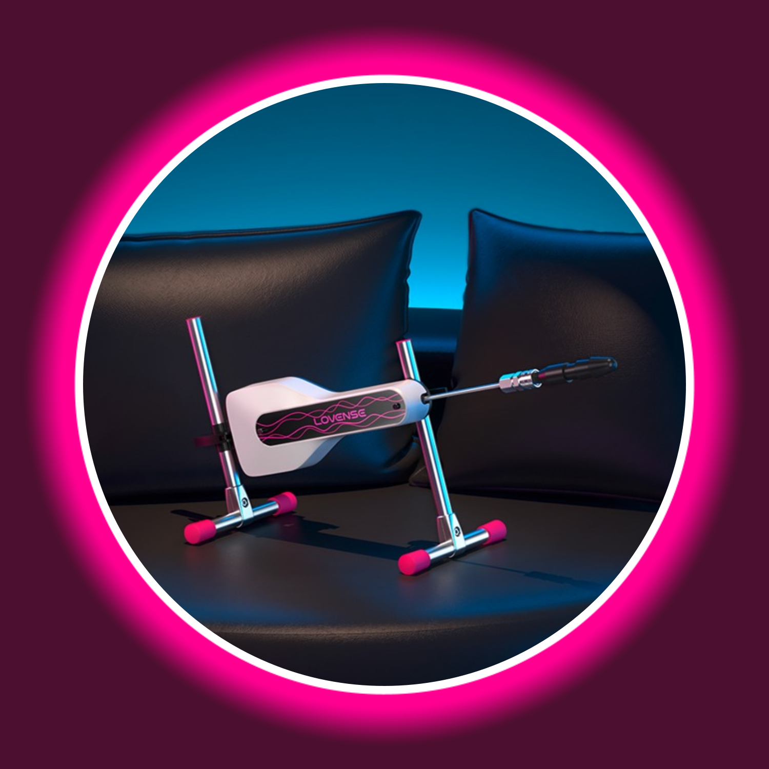 kleine silberne Sex Maschine mit pinken Standfüßen steht auf einer schwarzen Ledercouch, Lovense Mini Sex Machine