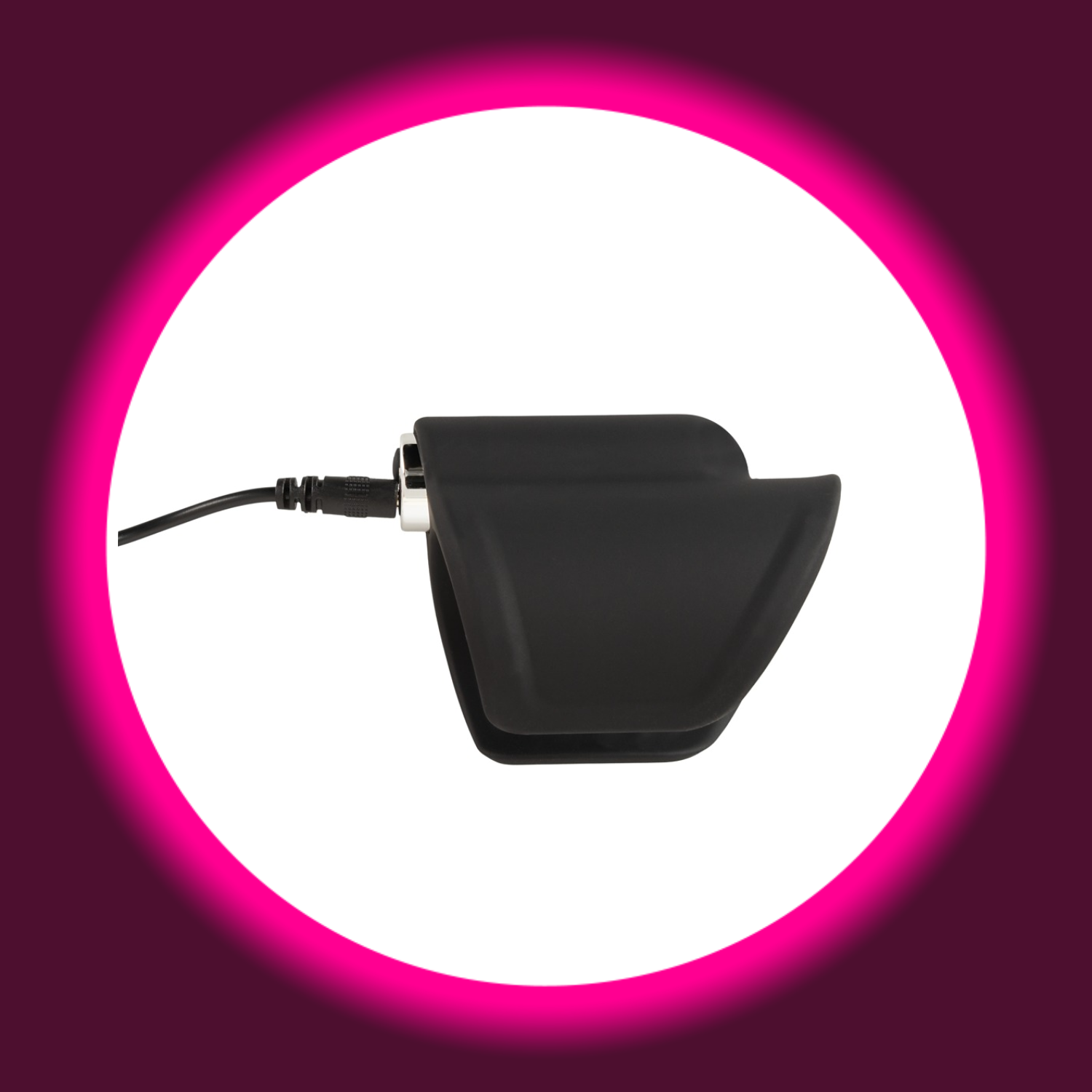 schwarzer Vibro-Masturbator mit eingestecktem USB-Ladekabel, Magic Shiver