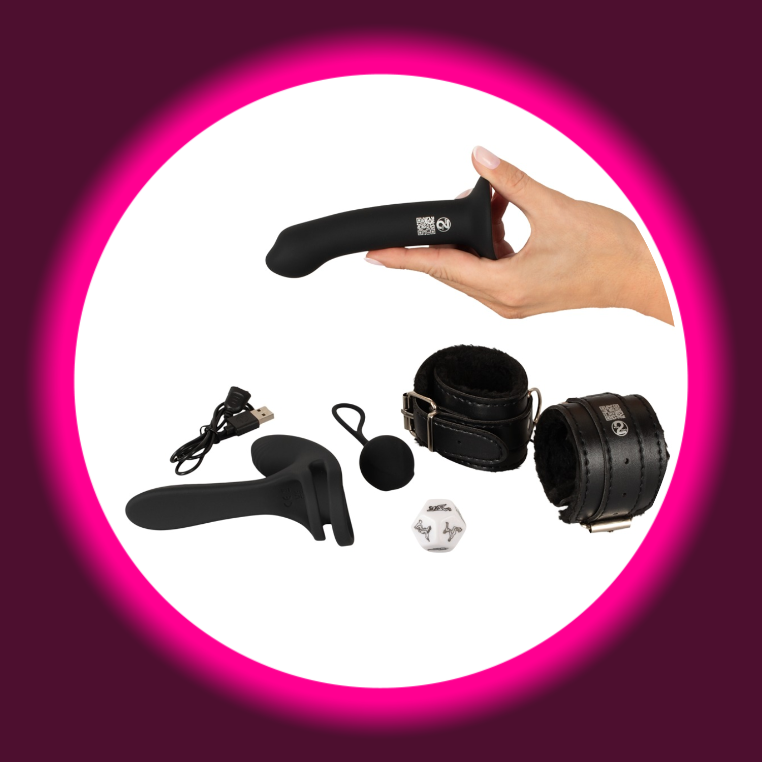 eine Hand hält einen schwarzen Dildo, darunter USB-Kabel, Paarvibrator, Liebeskugel, Würfel, Fesseln, Magic Shiver