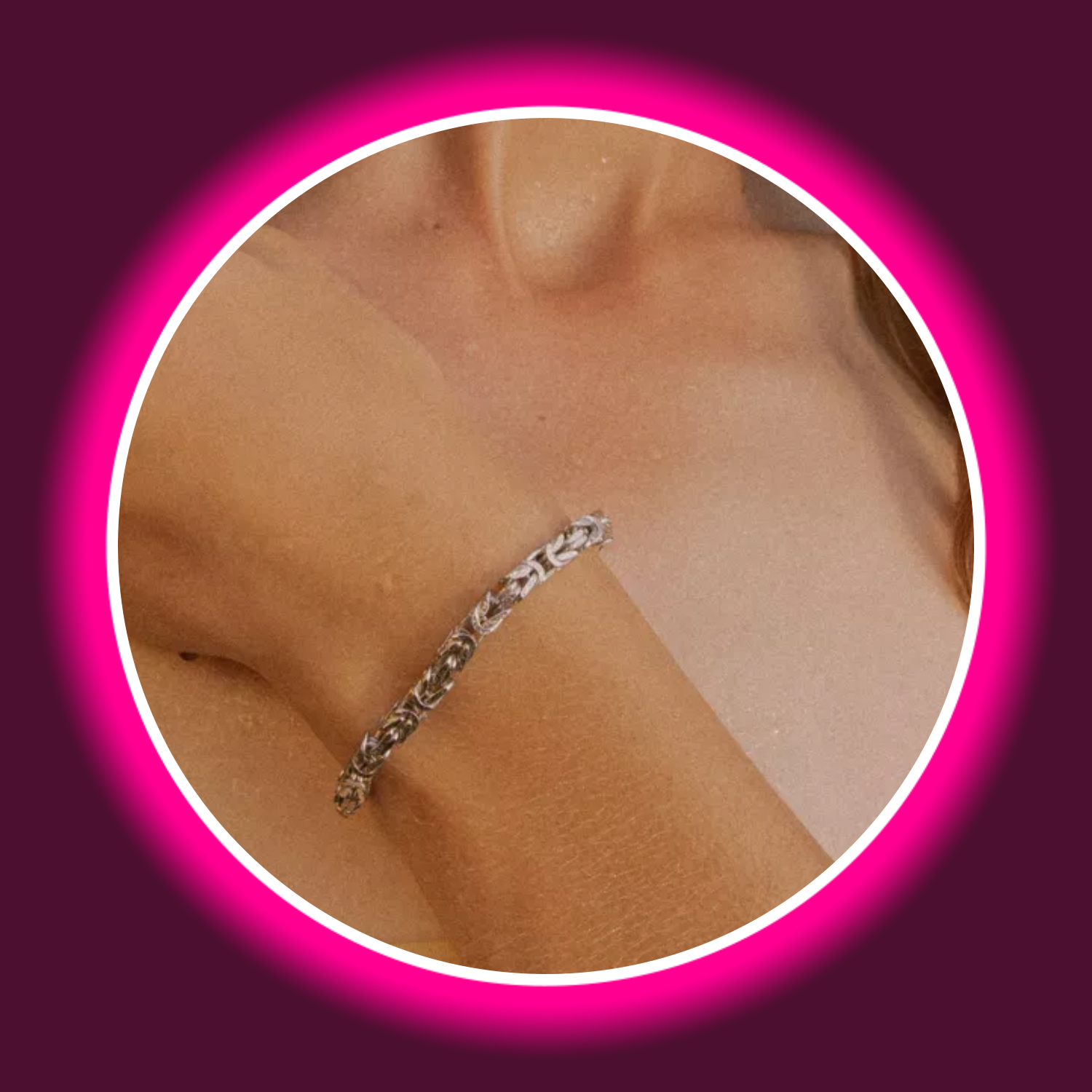 silbernes Armband Royal von Modabilé mit geflochtenen Kettengliedern an einem Handgelenk