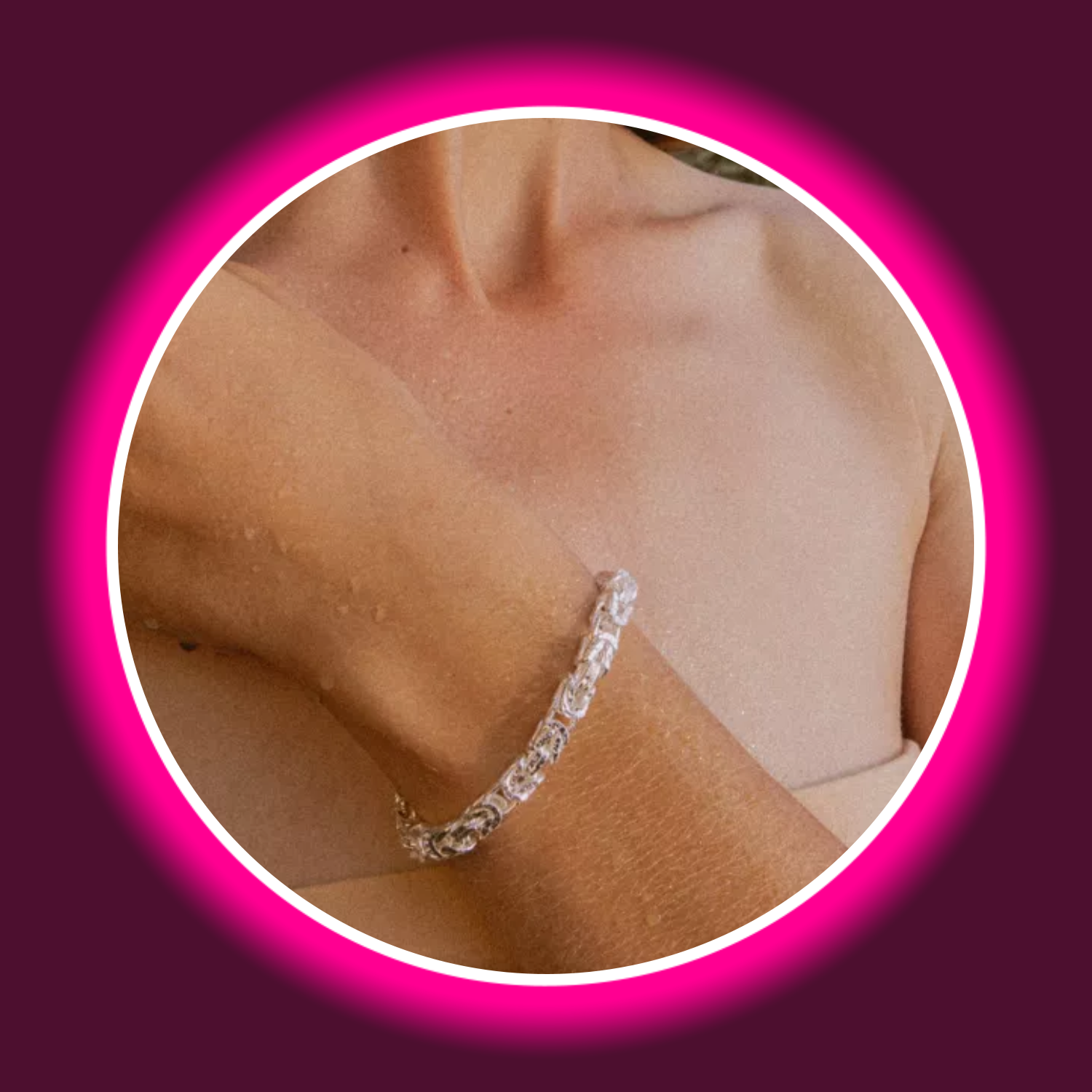 silbernes robustes Armband Royal von Modabilé mit markant geflochtenen Kettengliedern an einem Handgelenk