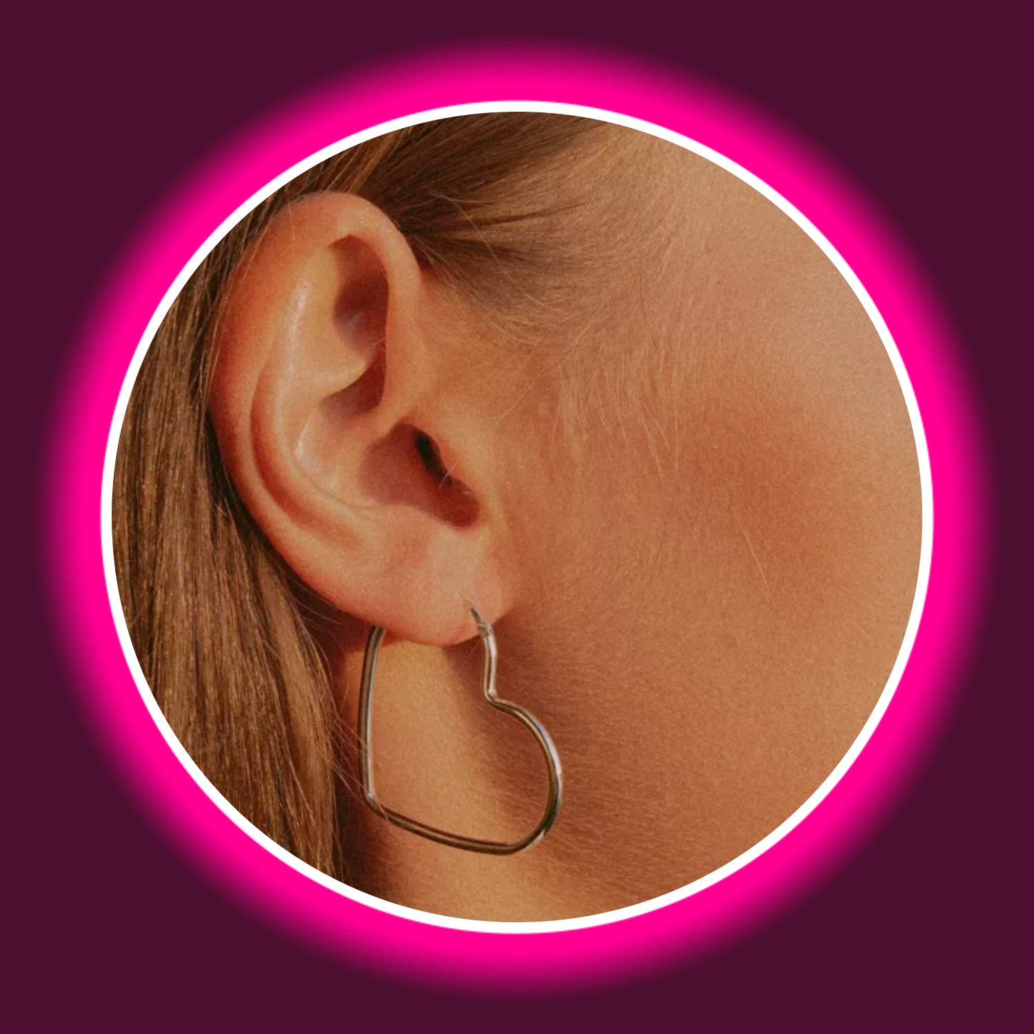 Ausschnitt mit einer Frau, die eine silberne Creole in Herzform von Modabilé trägt