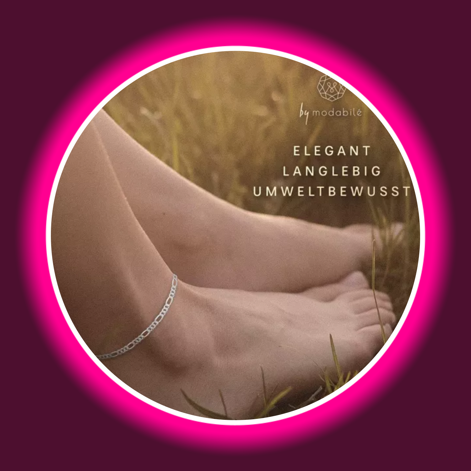 silberne Fußkette Figaro von Modabilé an einem Fuß auf einer Wiese