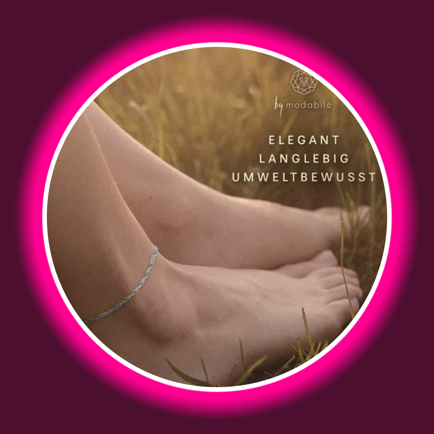 silberne Fußkette Singapore aus Silber von Modabilé an einem Fuß auf einer Wiese