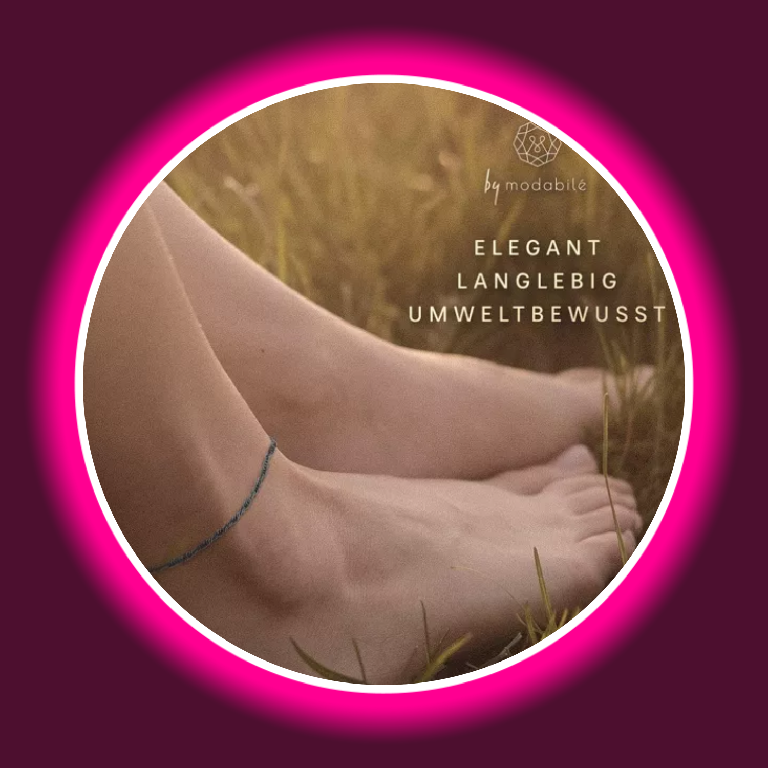 schwarz rhodinierte Fußkette Singapore aus Silber von Modabilé an einem Fuß auf einer Wiese