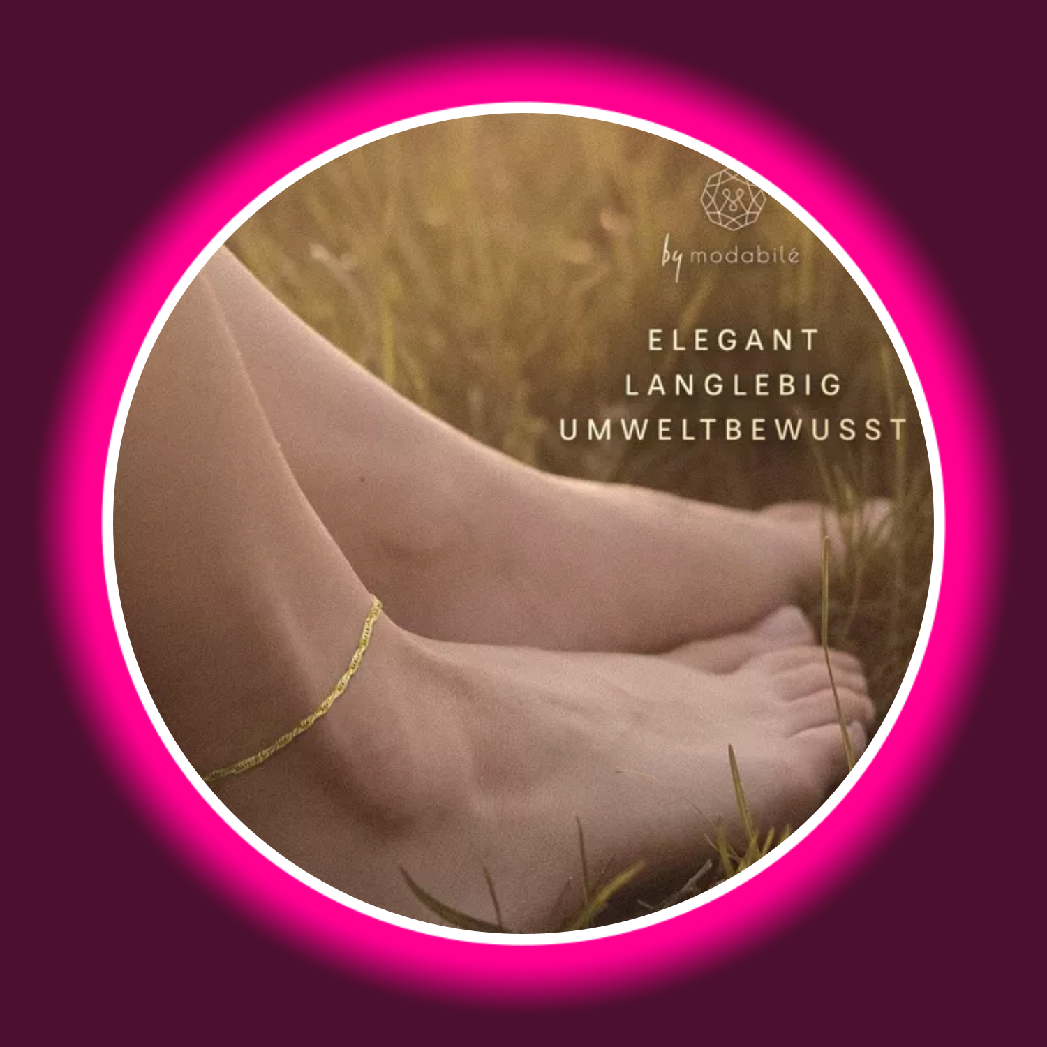 vergoldete Fußkette Singapore aus Silber von Modabilé an einem Fuß auf einer Wiese