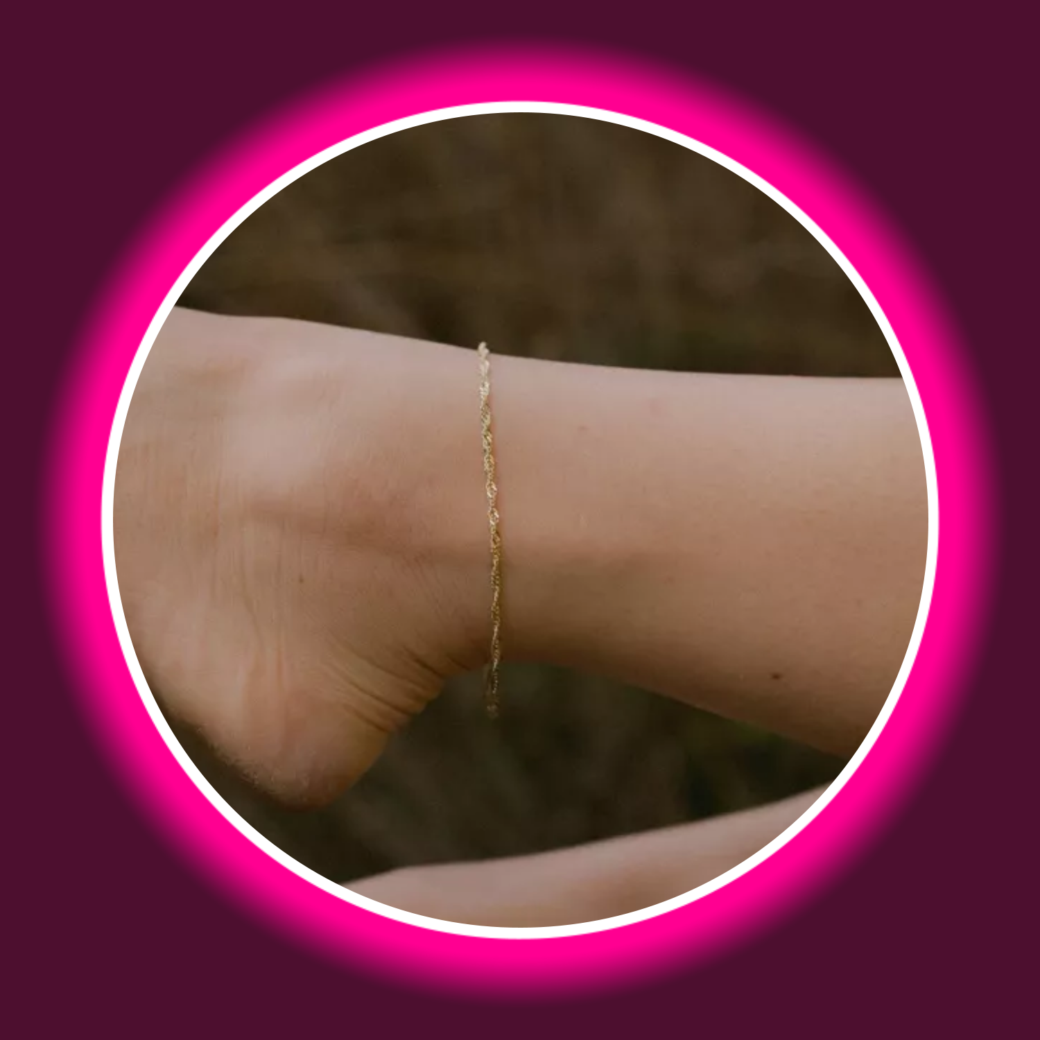 goldene Singapur Fußkette von Modabilé an einem Fuß mit Wiese im Hintergrund