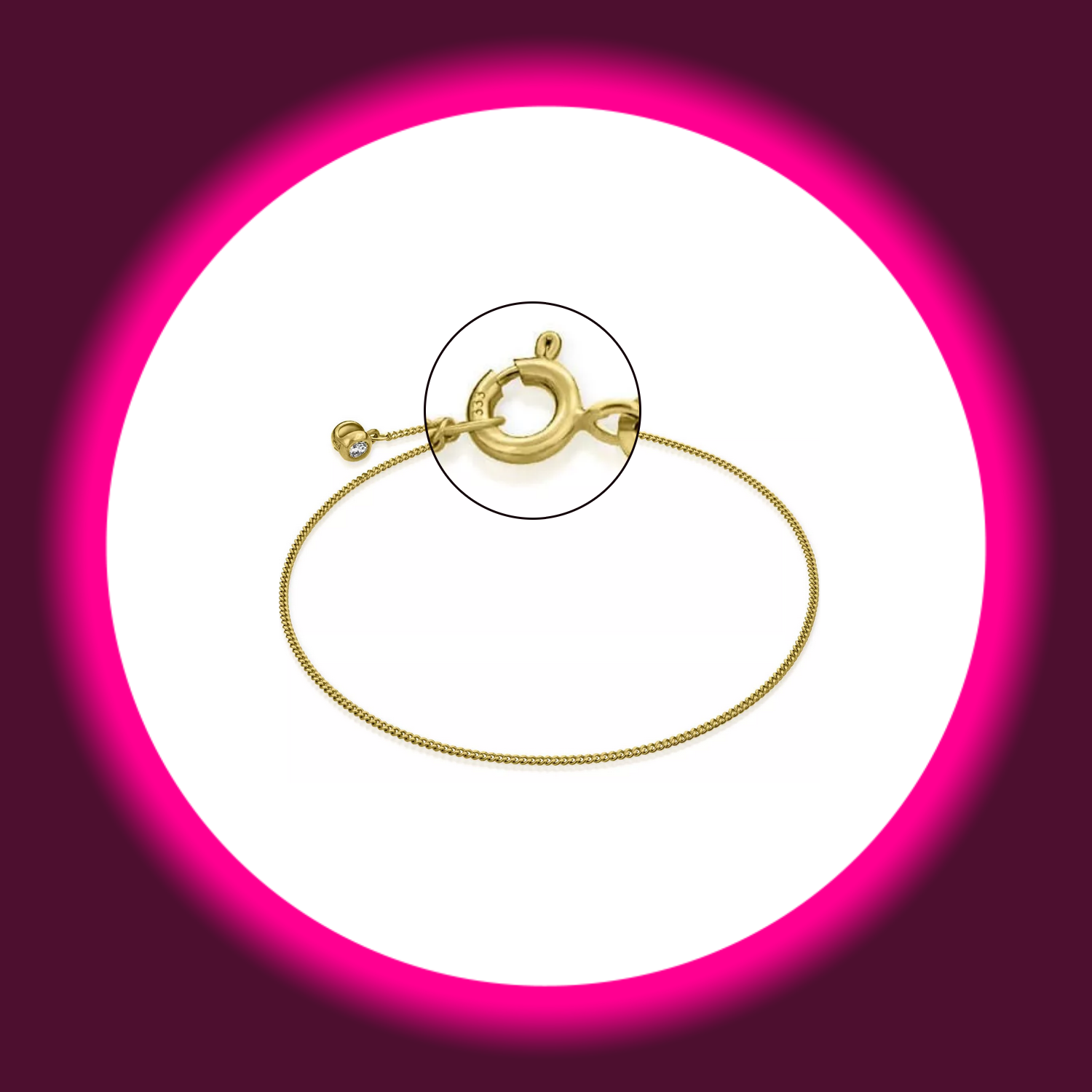 Detailansicht des Verschlusses einer goldenen schmalen Fußkette mit Zierstein von Modabilé auf weißem Untergrund