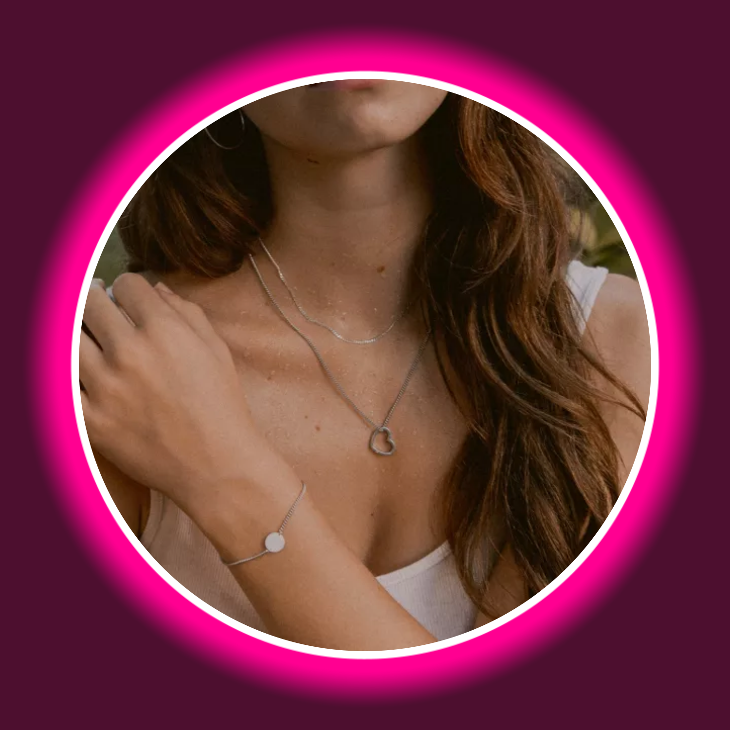 Frau trägt eine Halskette mit einem silbernen Kettenanhänger in Herzform von Modabilé 