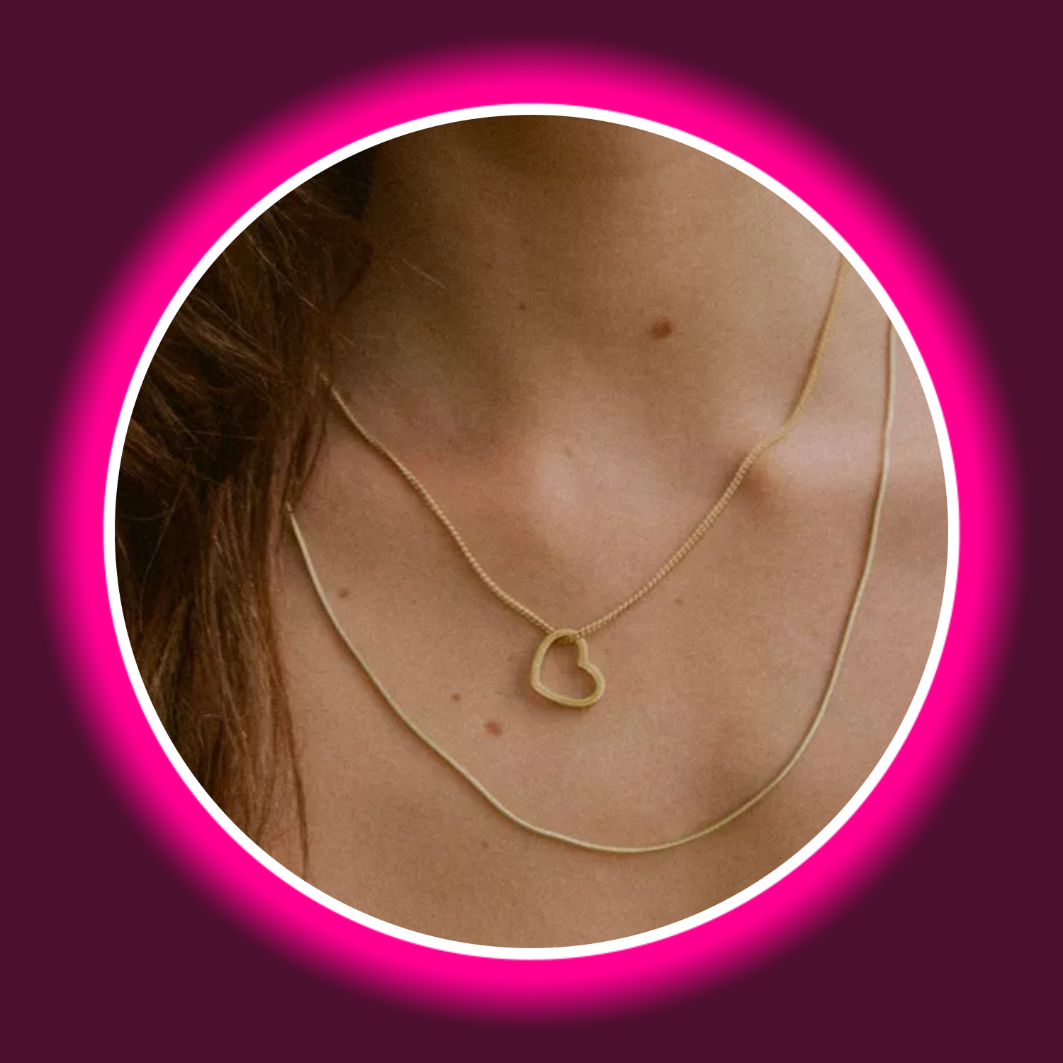 Frau trägt eine Halskette mit einem vergoldeten Kettenanhänger in Herzform von Modabilé 