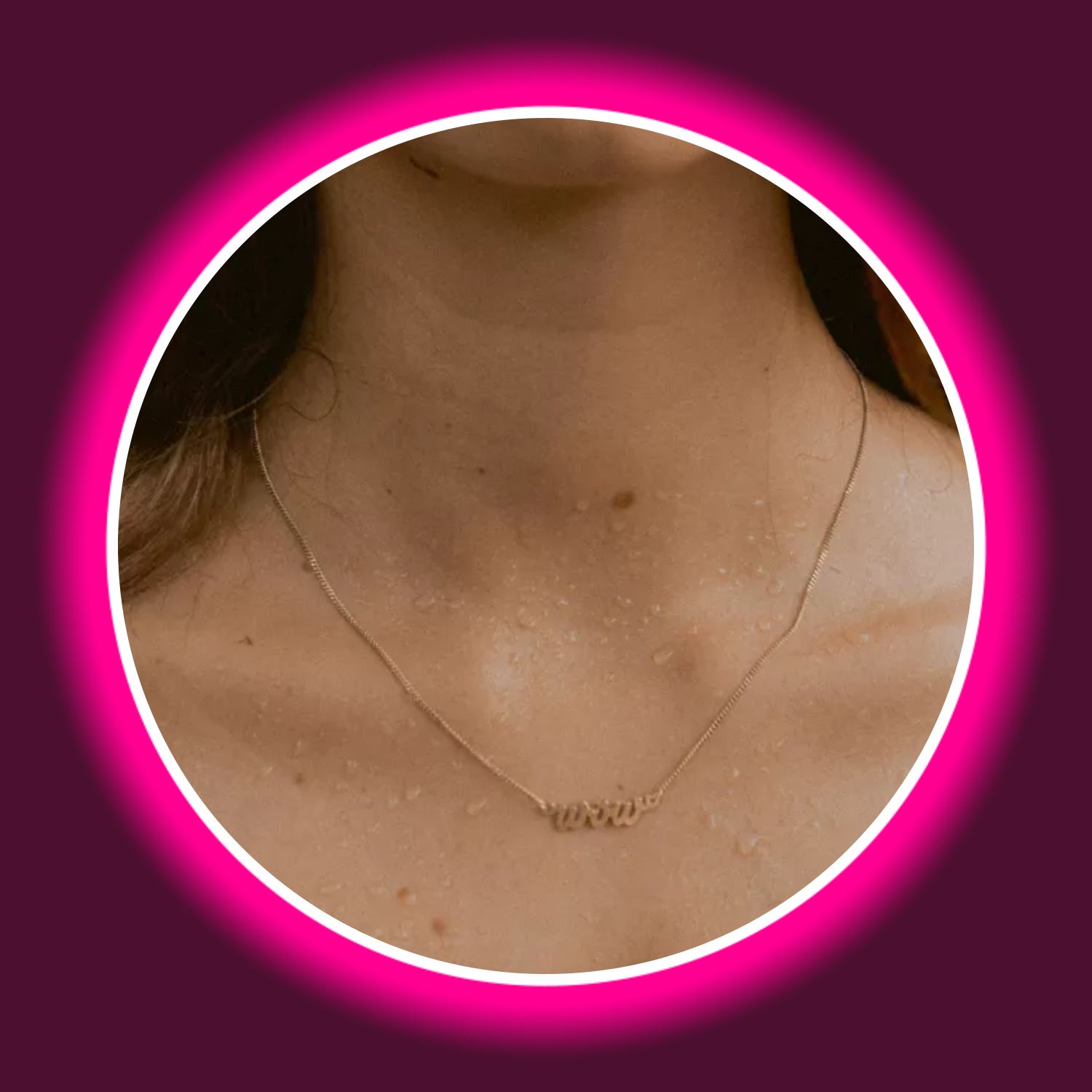 Frau trägt Halskette mit rosé farbenem Kettenanhänger Wow von Modabilé