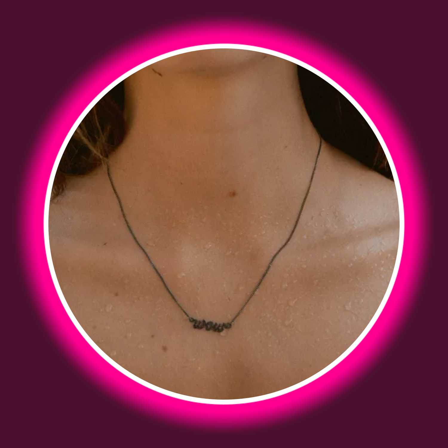 Frau trägt Halskette mit schwarzem Kettenanhänger Wow von Modabilé