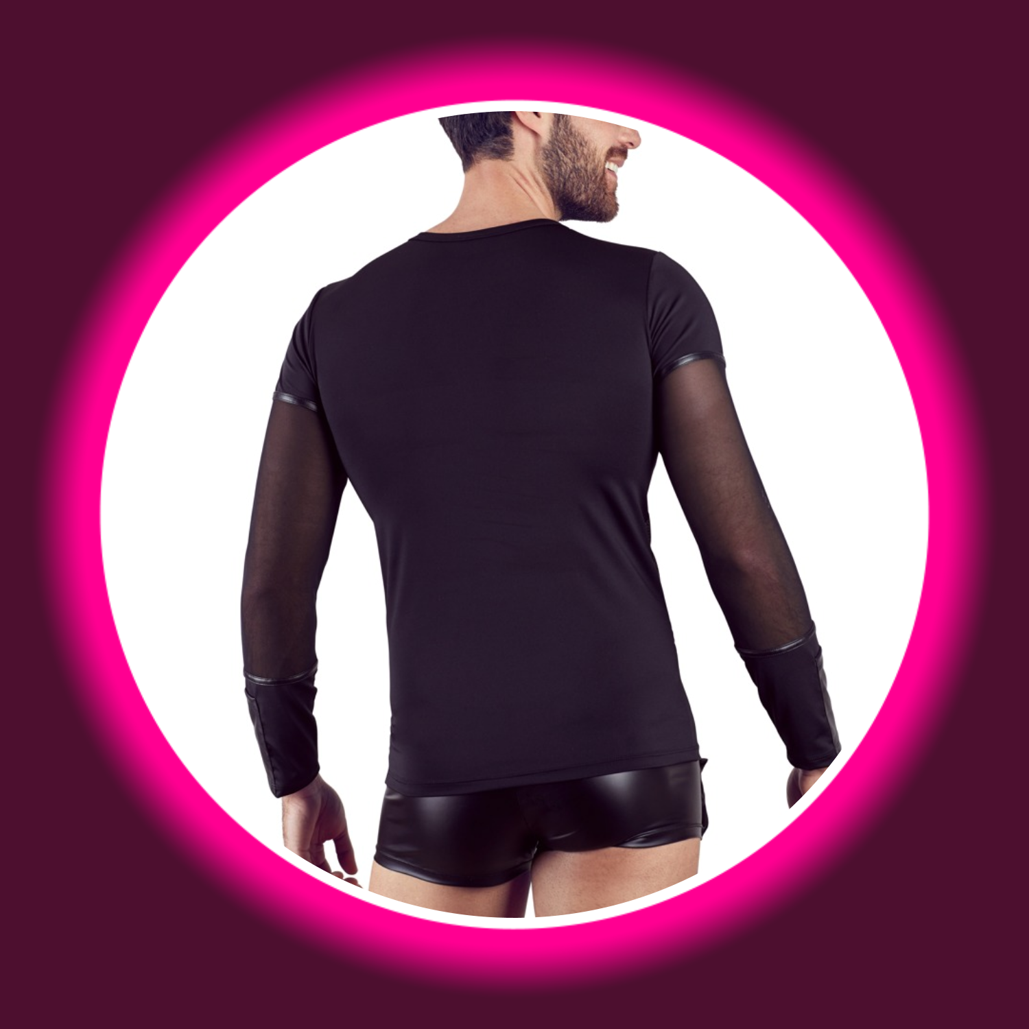 NEK Langarm Shirt schwarz – Rückansicht am Model, transparente Powernet-Ärmel mit Kunstleder-Details an Schulter und Manschette, schwarze Wetlook-Shorts