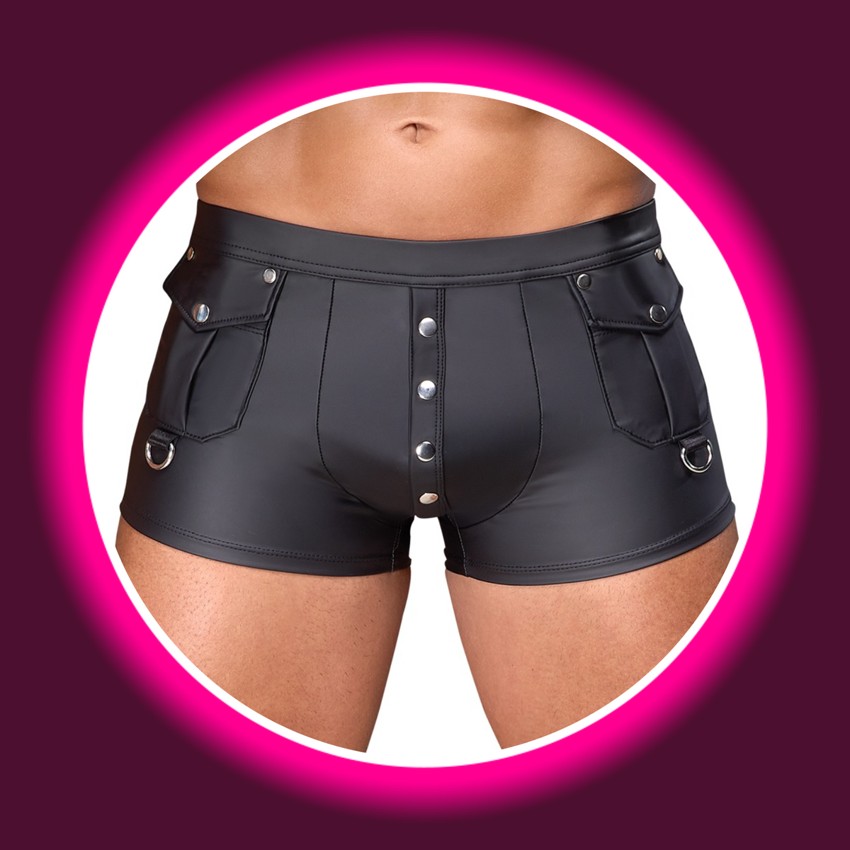 NEK Pants Ben schwarz – Schrägansicht am Model, Mattlook-Shorts mit Druckknopfleiste im Schritt, aufgesetzte Klappentasche mit D-Ring und silberfarbenen Details