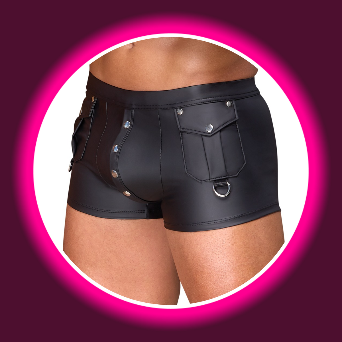 NEK Pants Ben schwarz – Schrägansicht am Model, Mattlook-Shorts mit Druckknopfleiste im Schritt, aufgesetzte Klappentasche mit D-Ring und silberfarbenen Details