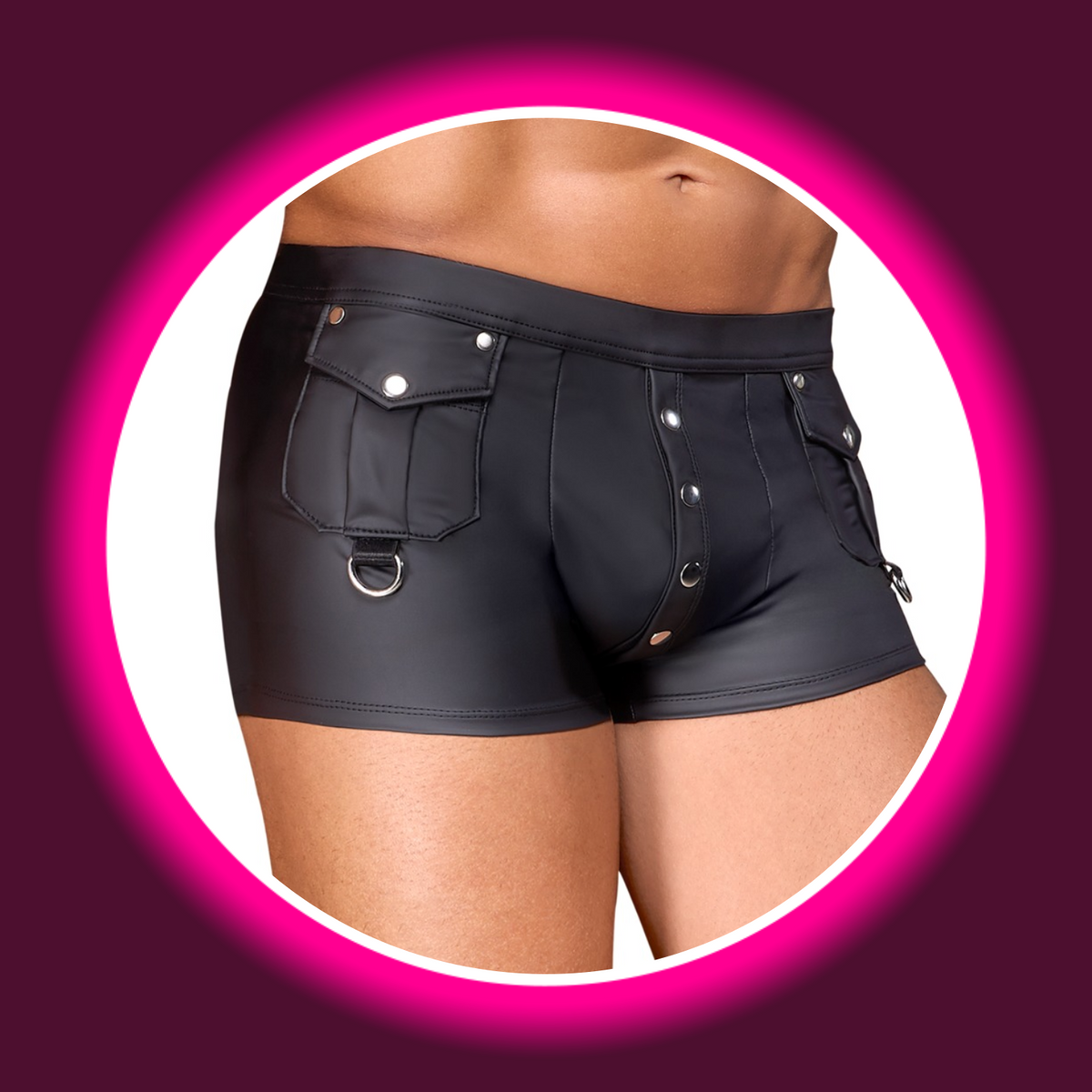 NEK Pants Ben schwarz – Frontansicht am Model von links, Mattlook-Shorts mit Druckknopfleiste, Klappentasche mit D-Ring und silberfarbenen Nieten