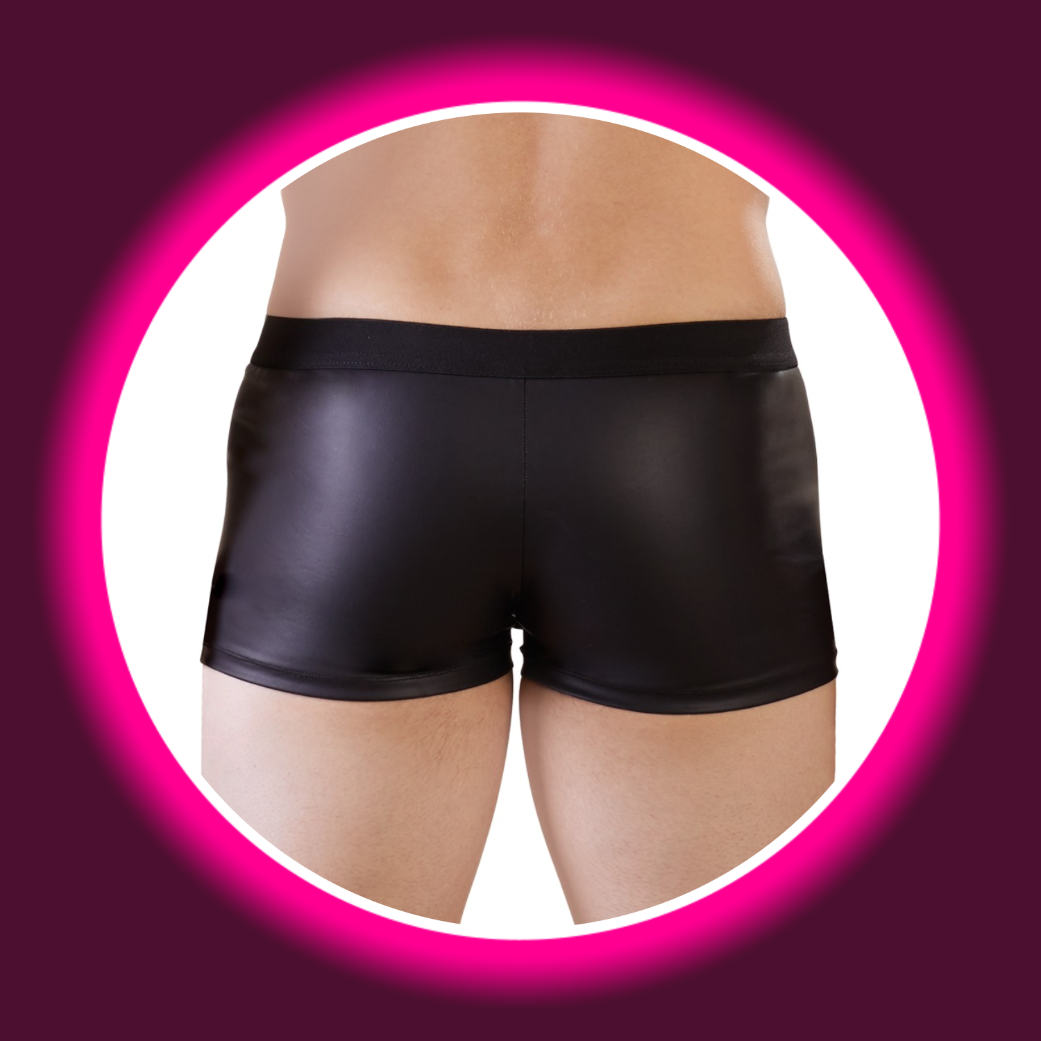 NEK Pants William schwarz – Rückansicht am Model, körperbetonte Mattlook-Shorts mit glattem Rücken und breitem elastischen Bund