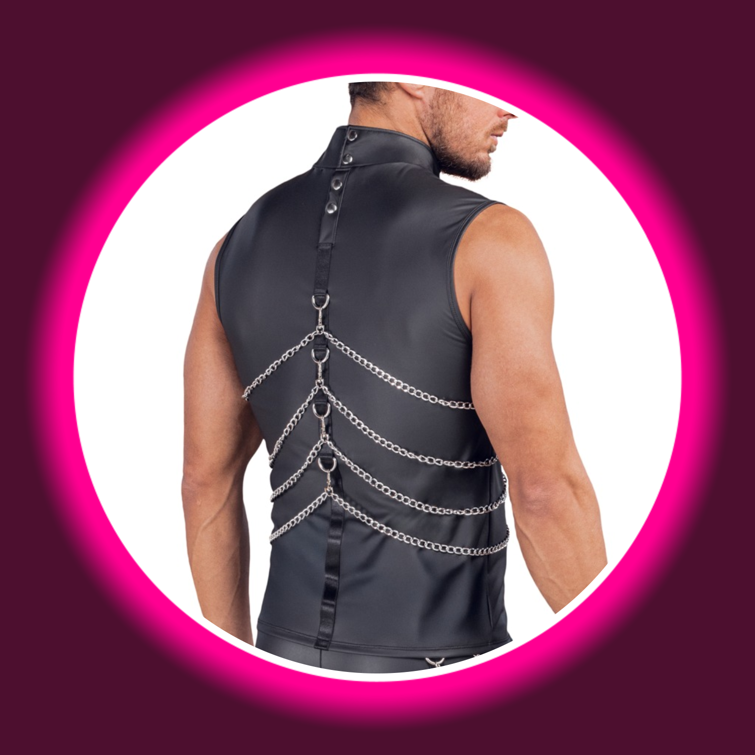 Mann von hinten in schwarz mattem Shirt von NEK mit Ringen und Zierketten