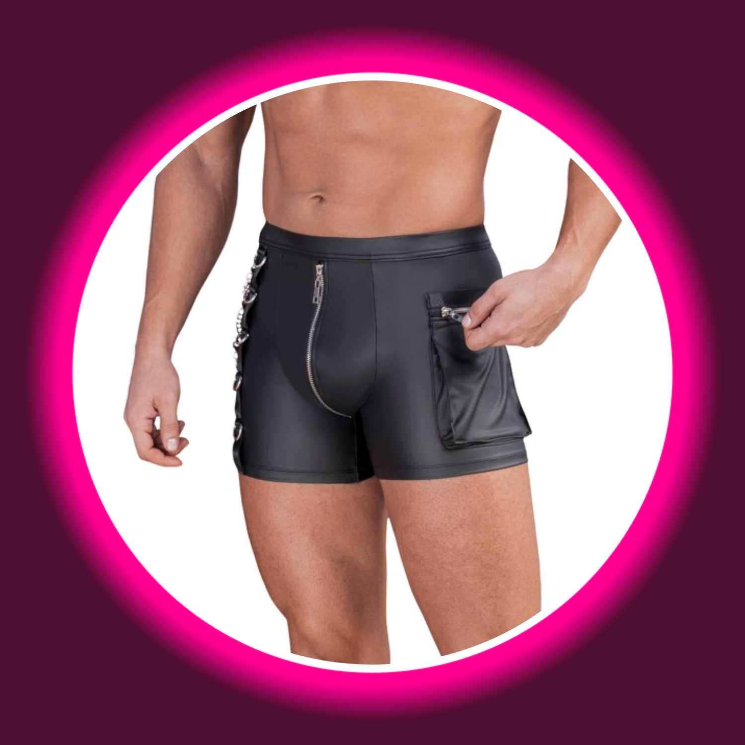 Mann in schwarz matten Shorts von NEK mit Reißverschluss, Ringen und einer Seitentasche