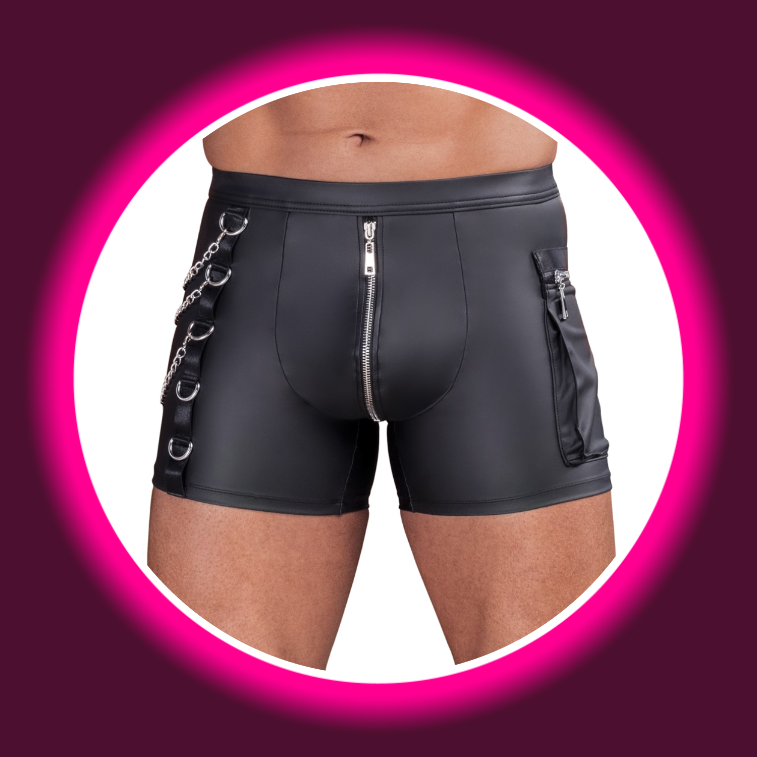 Mann in schwarz matten Shorts von NEK mit Reißverschluss, einer Hosentasche und Zierketten