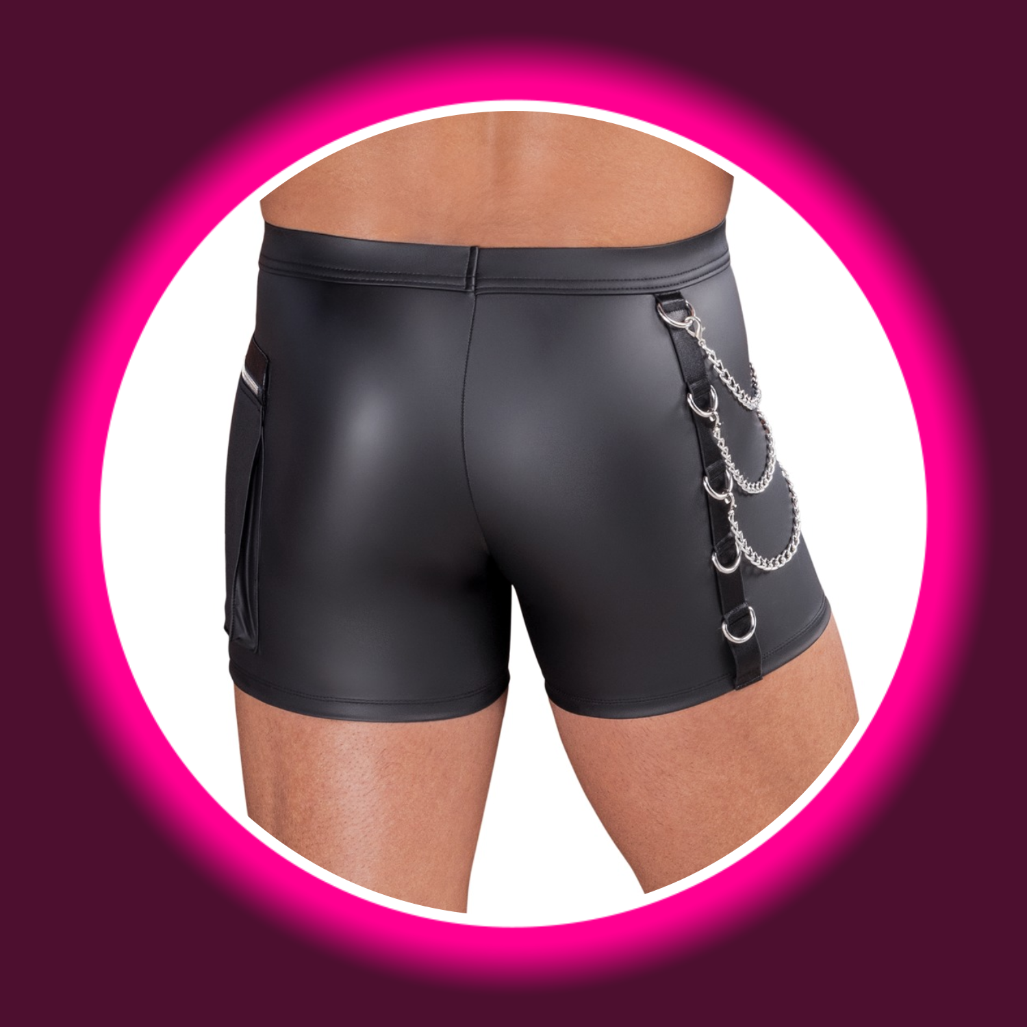 Mann in schwarz matten Shorts von NEK mit einer Hosentasche, Ringen und Zierketten