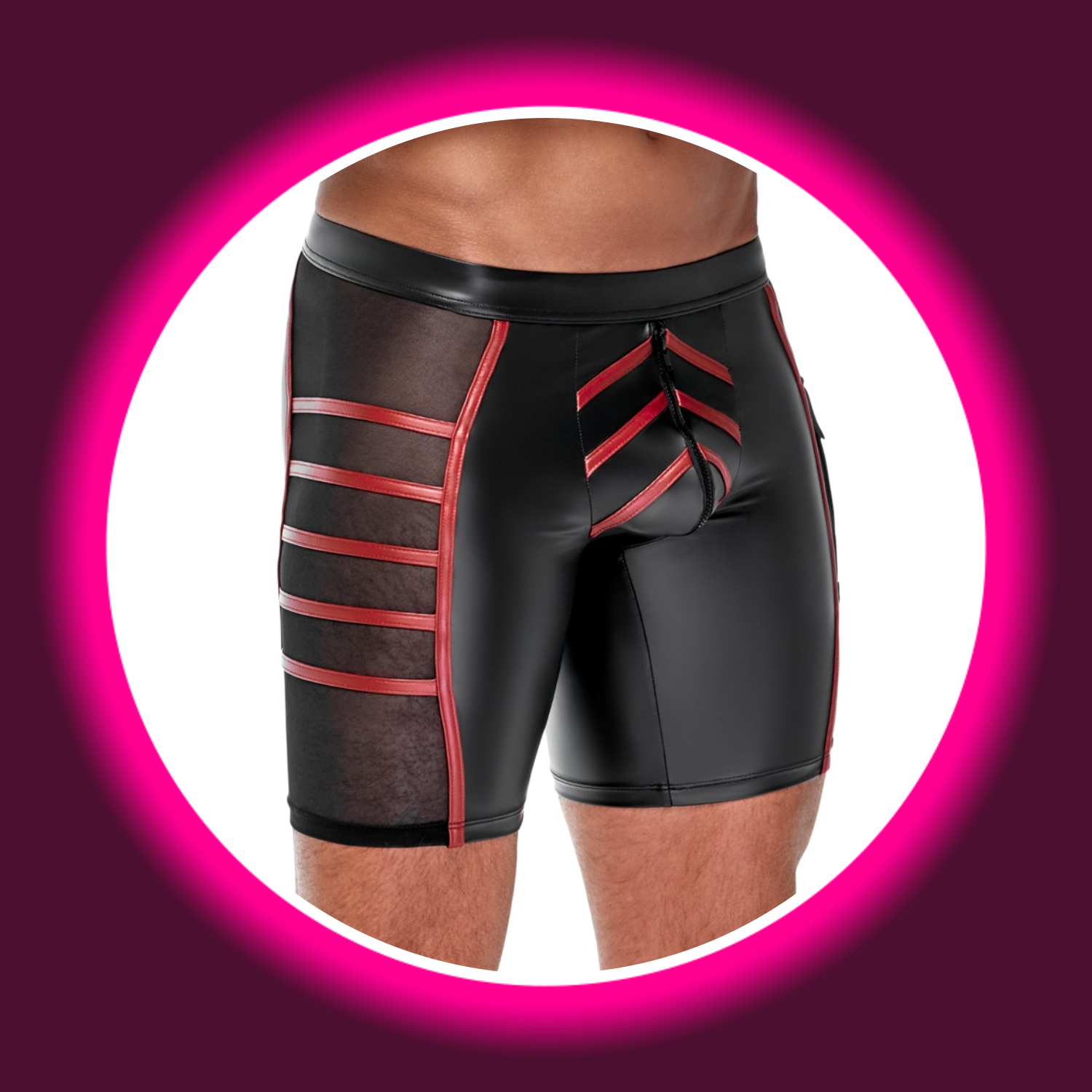 Mann in schwarzen engen Shorts von NEK mit roten Kontraststreifen