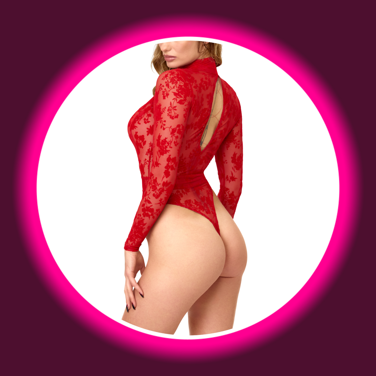 NOIR HANDMADE Body Lovebite F416 rot – Rückansicht am Model, langärmliger Body mit verlängertem Rückenschlitz, Stehkragen und String-Rücken, florales Flockmuster auf transparentem Tüll