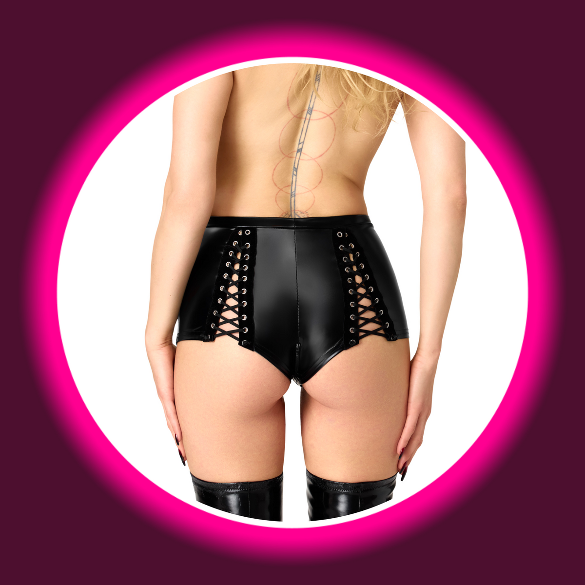 NOIR HANDMADE Hotpants Do Not Disturb F411 schwarz – Rückansicht am Model, Hochbund-Shorts aus Powerwetlook mit beidseitiger Schnürung und Metallösen, Gesäß freilassend