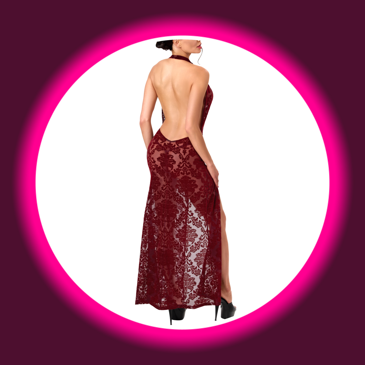 NOIR HANDMADE Maxi Kleid Masquerade F424 weinrot – Rückansicht am Model, vollständig offener Rücken, Nackenverschluss und transparenter Flockdruck-Tüll bis zum Boden