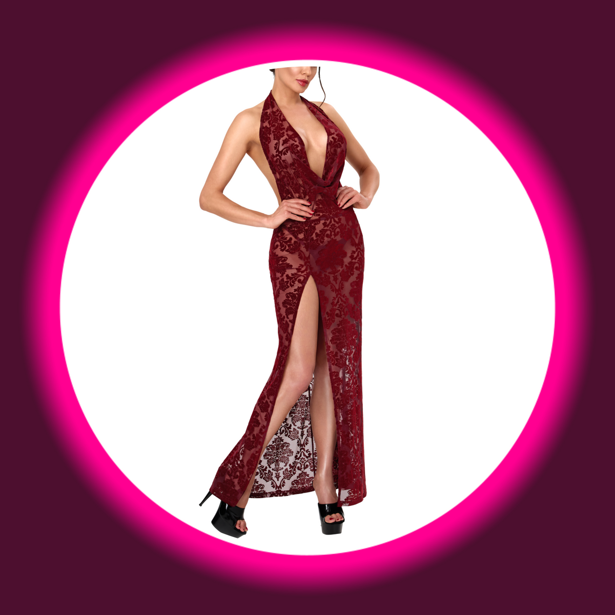 NOIR HANDMADE Maxi Kleid Masquerade F424 weinrot – Frontansicht am Model, taillierte Silhouette mit hohem Schlitz, ornamentalem Damast-Flockmuster und tiefem Wasserfallausschnitt