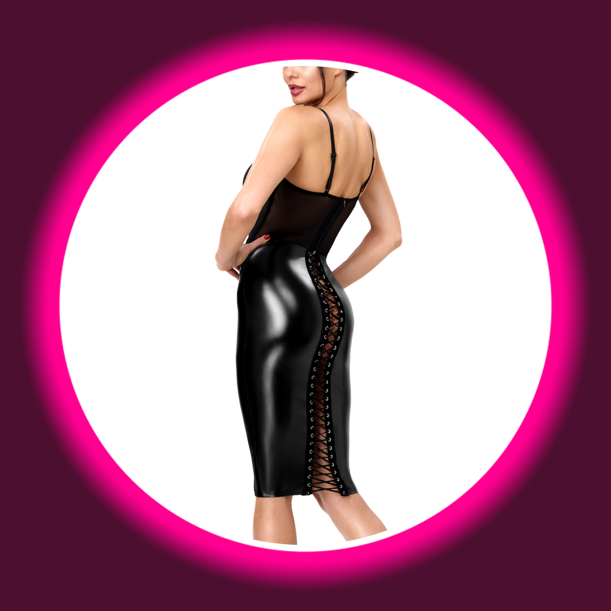 NOIR HANDMADE Midikleid Do Not Disturb F408 schwarz – Rückansicht am Model, Midi-Bleistiftkleid mit transparentem Tüll-Rücken, durchgehender Rückenschnürung mit Metallösen am Powerwetlook-Rock