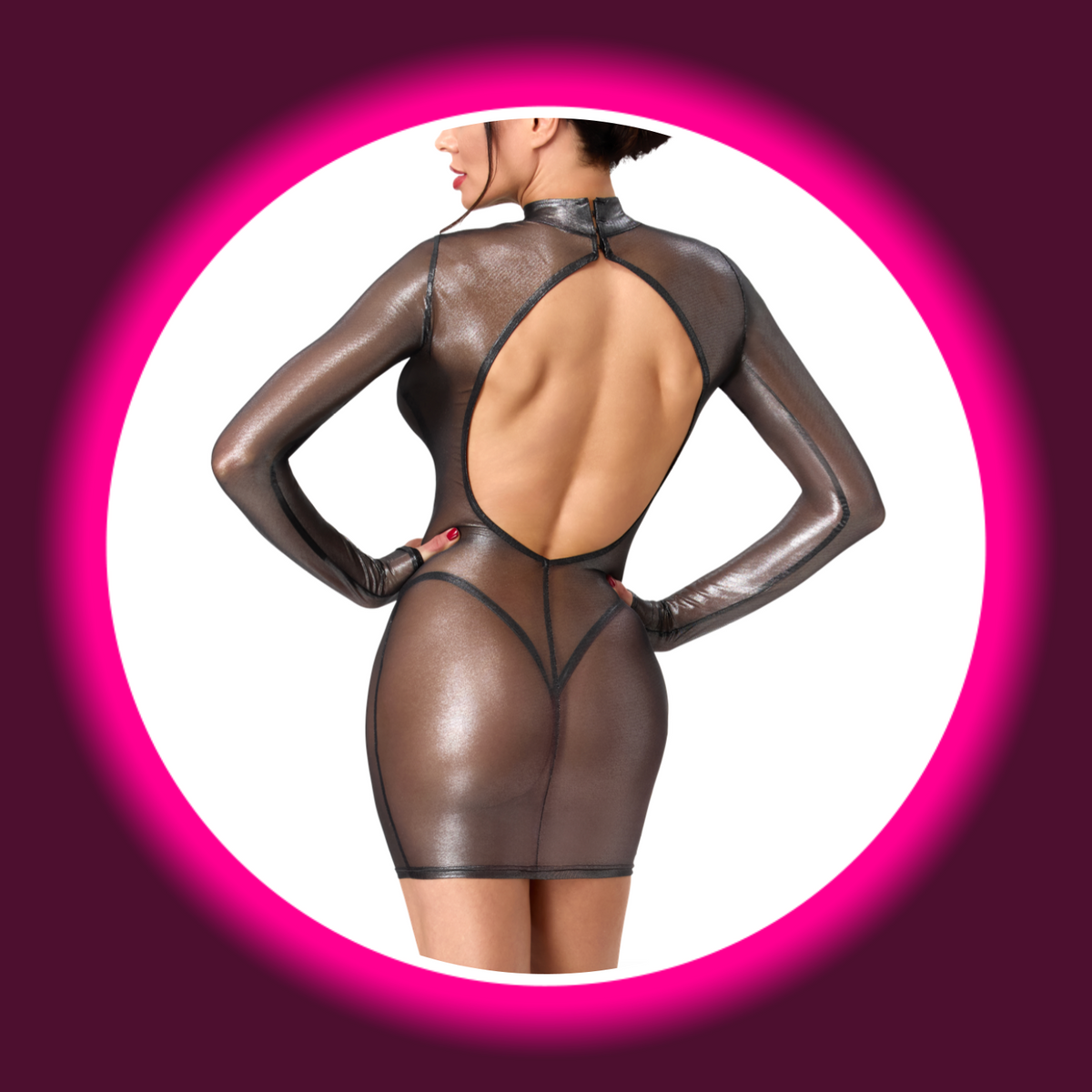 NOIR HANDMADE Minikleid Moondust F431 schwarz – Rückansicht am Model, dramatischer offener Rückenausschnitt mit geschwungener Nahtführung und Stehkragen