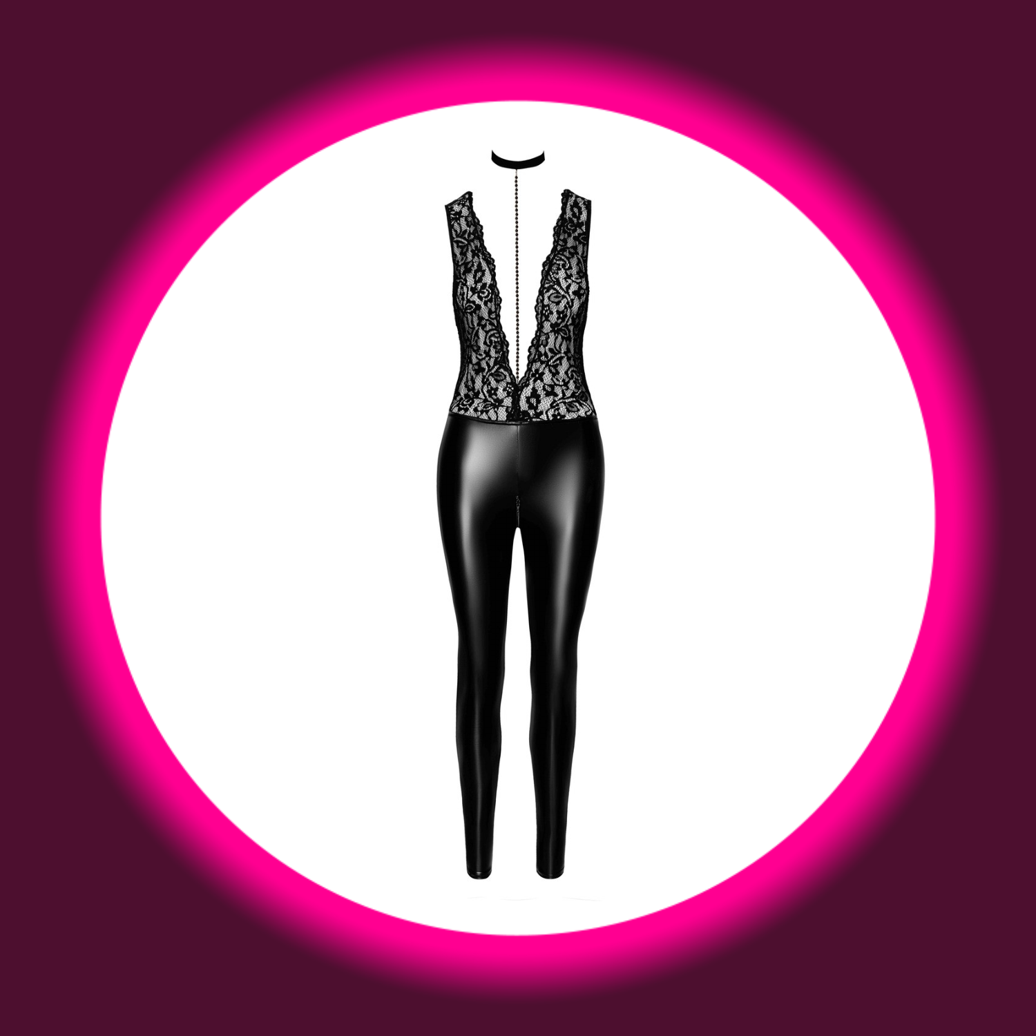 Frontansicht schwarzer Overall F298 aus Spitze und Wetlook, mit Samtkragen und Perlenkette, Noir Handmade