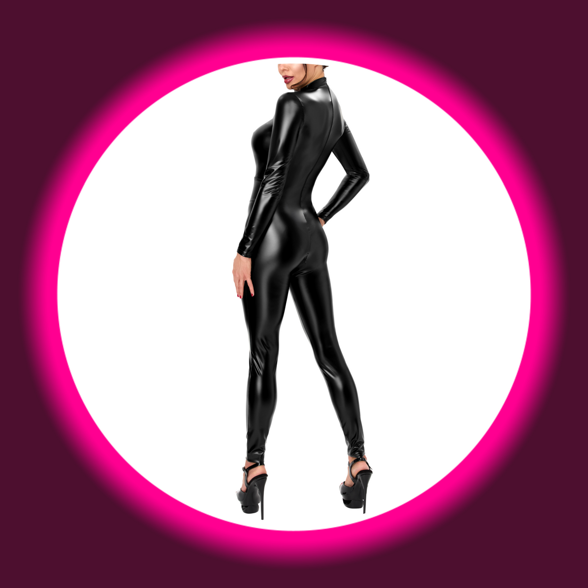 Noir Handmade Overall DARK AFFAIR F400 schwarz – Rückenansicht am Model, glänzender Powerwetlook mit dezent verdecktem Rückenreißverschluss, körperbetonte Silhouette in voller Länge
