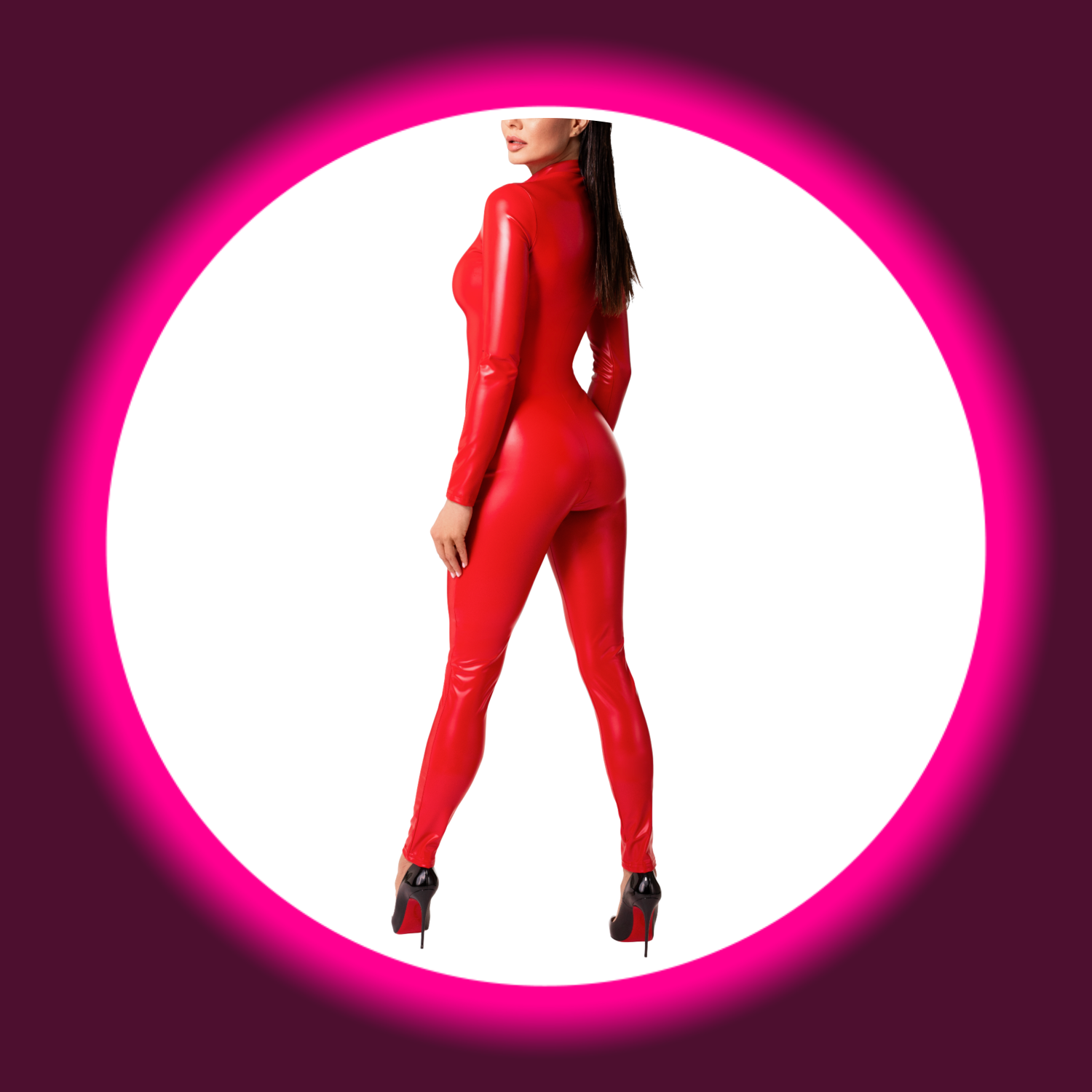 Frau in rotem langem Wetlook Overall Orgia F353 und schwarzen High Heels, von Noir Handmade