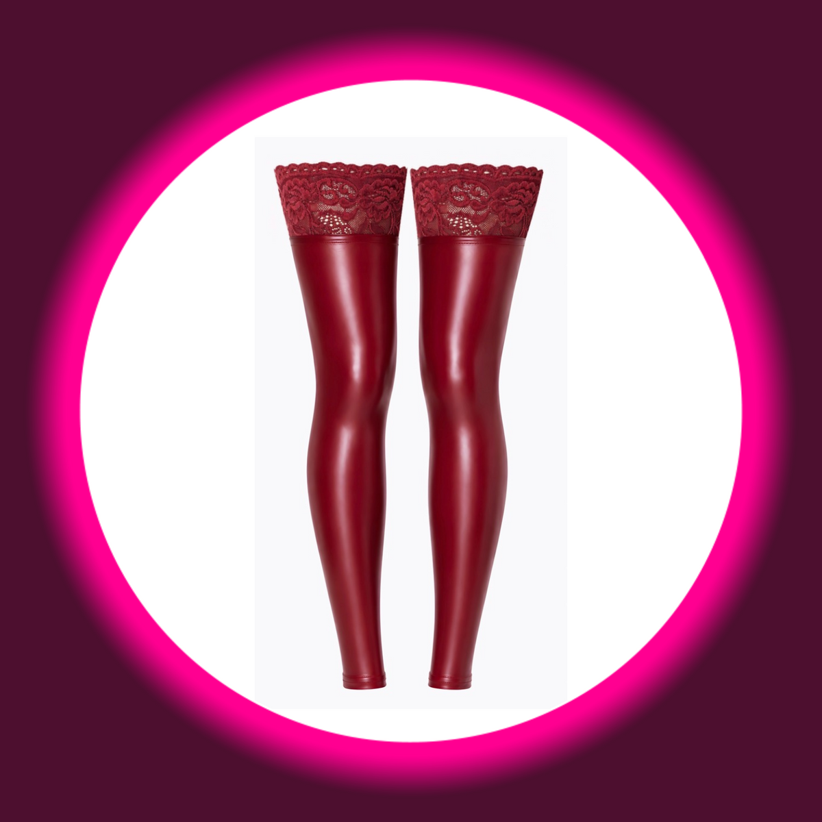 NOIR HANDMADE Overknees Affair Bordeaux weinrot – Frontansicht freistehend, Overknees ohne Fuß aus mattem Powerwetlook in Weinrot mit breitem floralem Spitzenabschluss