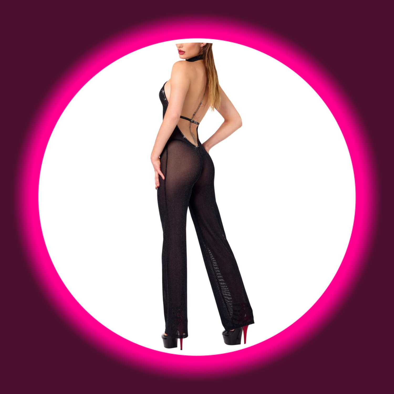 Frau in schwarzem transparentem Overall ohne Ärmel mit Neckholder, Noir Handmade 